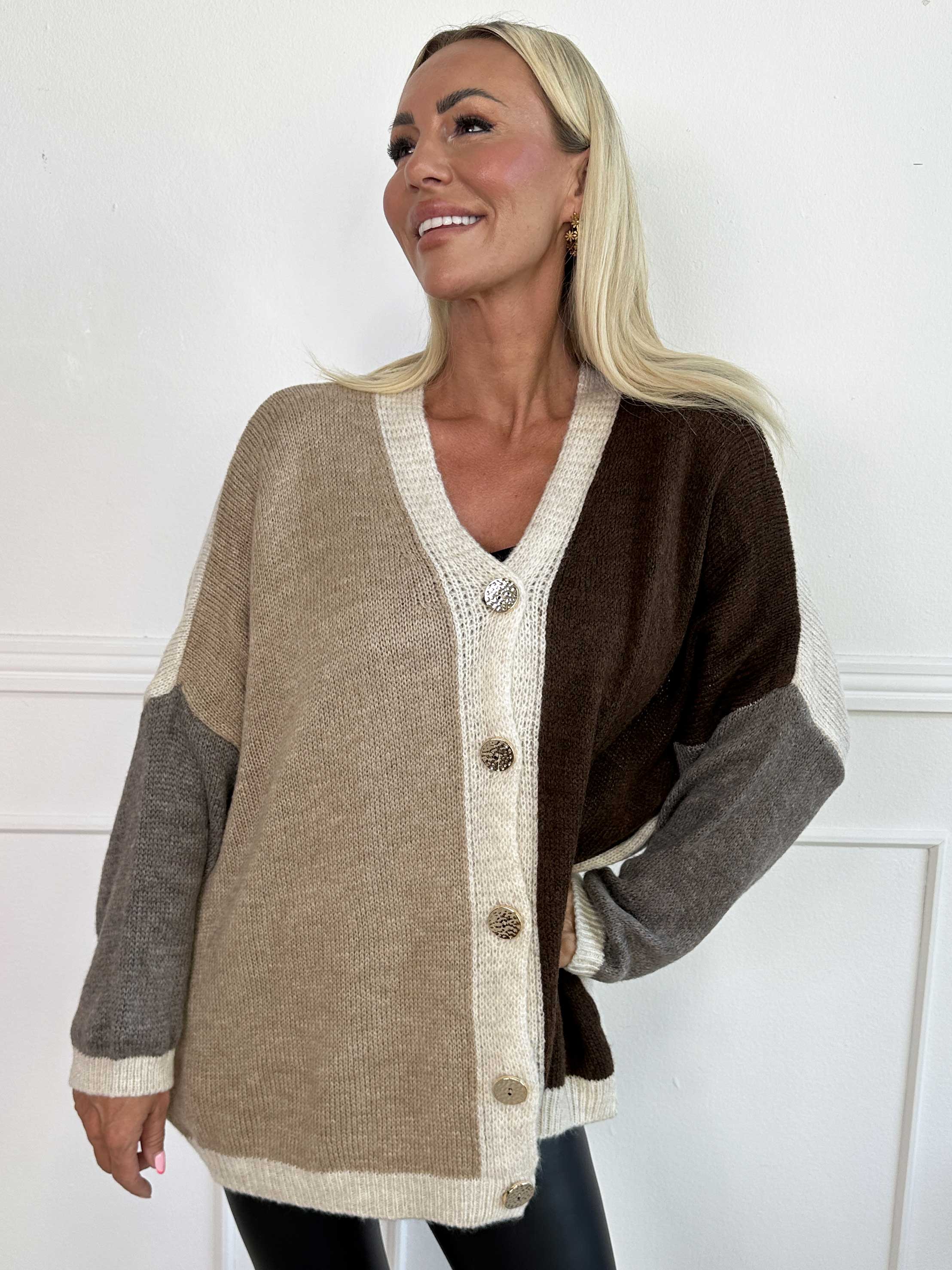 Hebe - Flerfärgad stickad kofta i med guldknappar