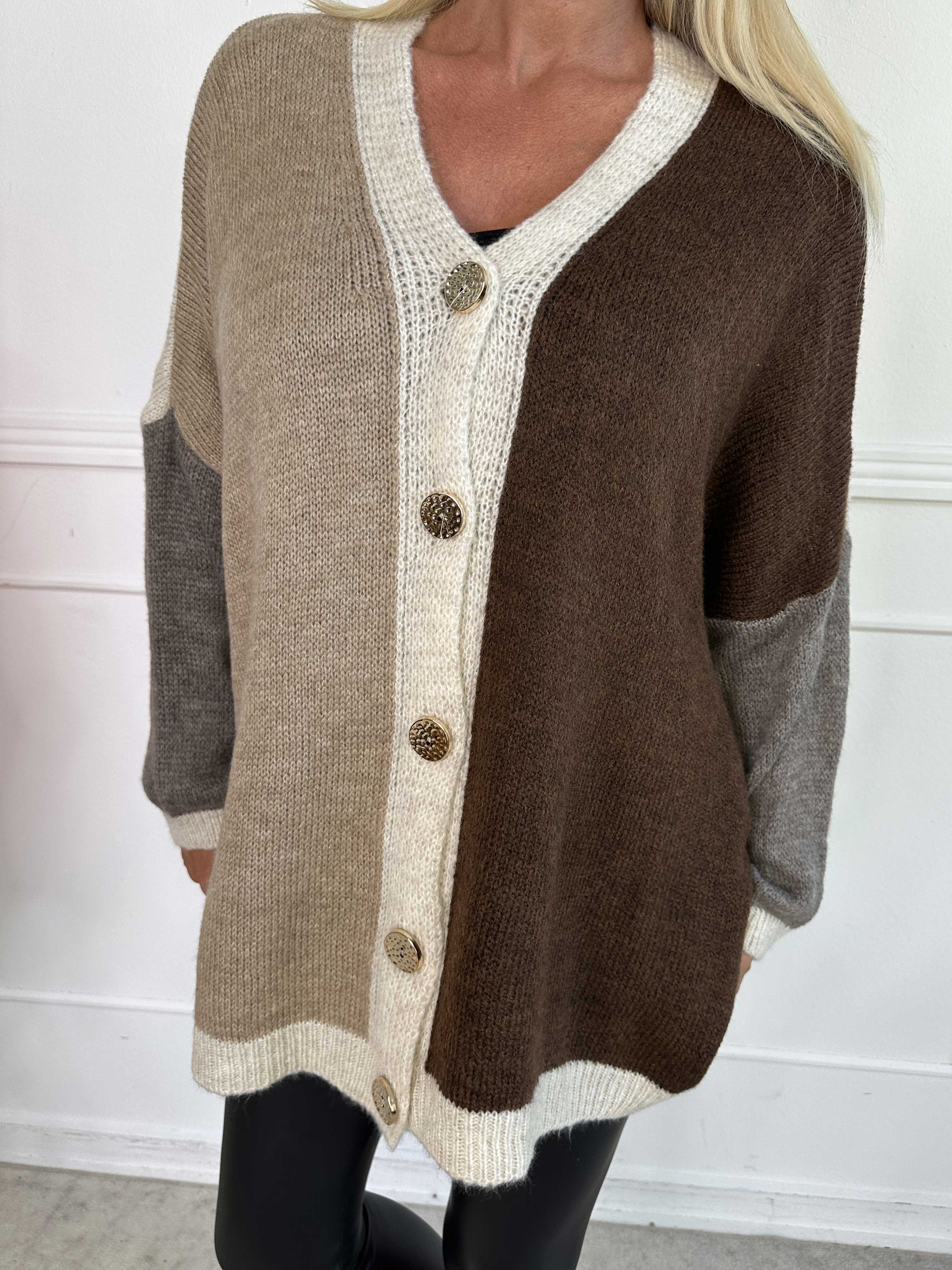 Hebe - Flerfärgad stickad kofta i med guldknappar