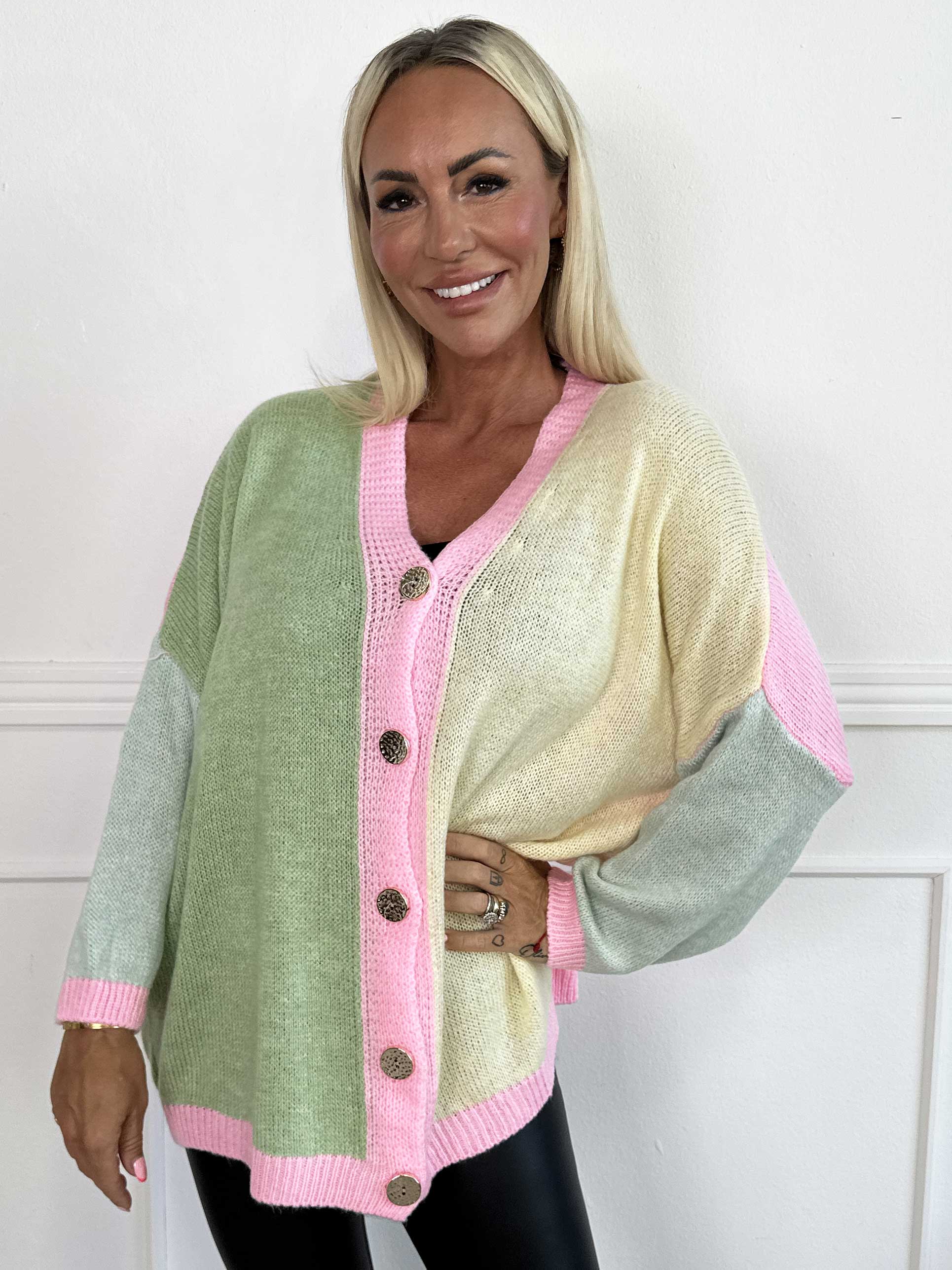 Hebe - Flerfärgad stickad kofta i med guldknappar