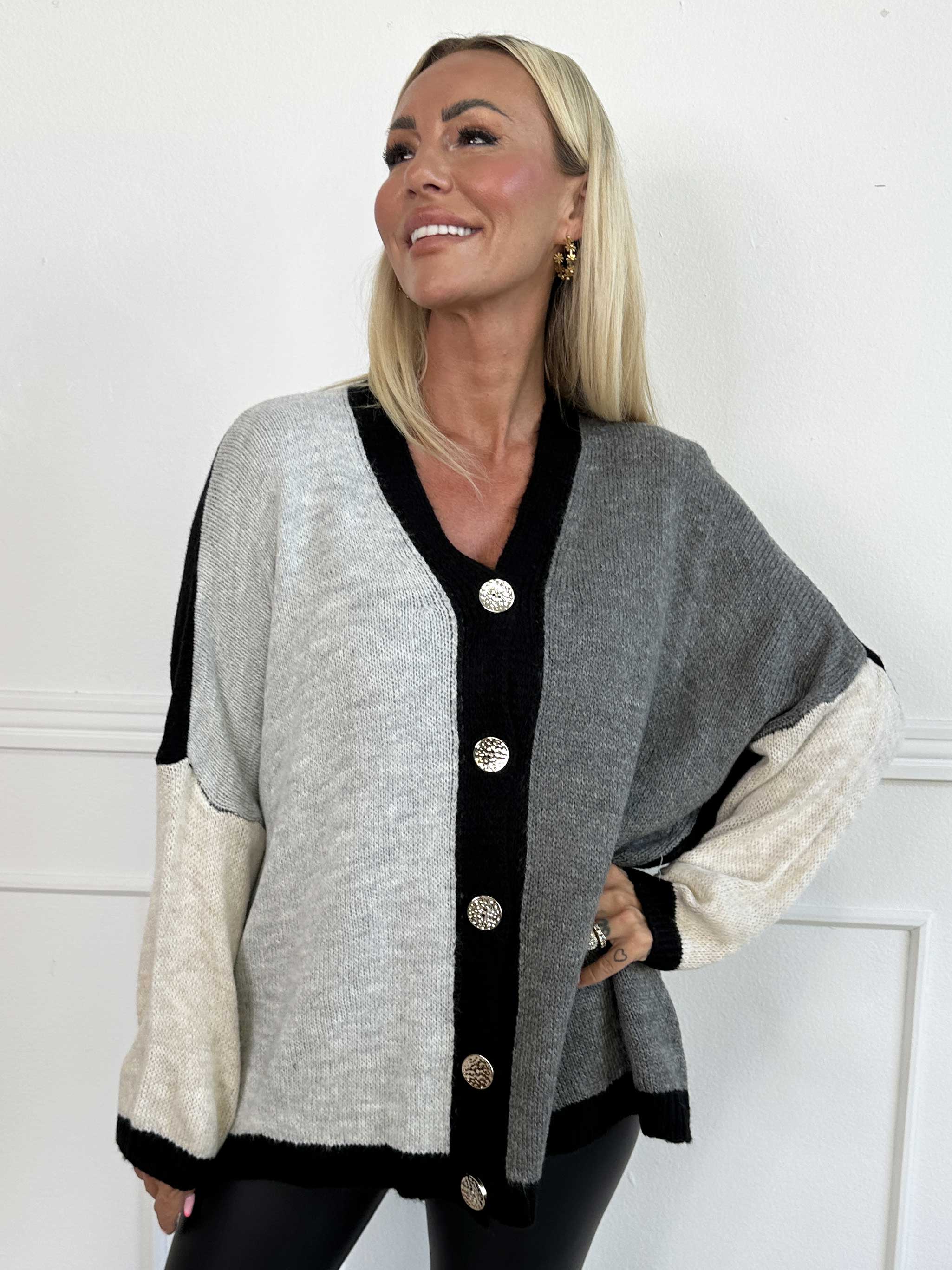 Hebe - Flerfärgad stickad kofta i med guldknappar