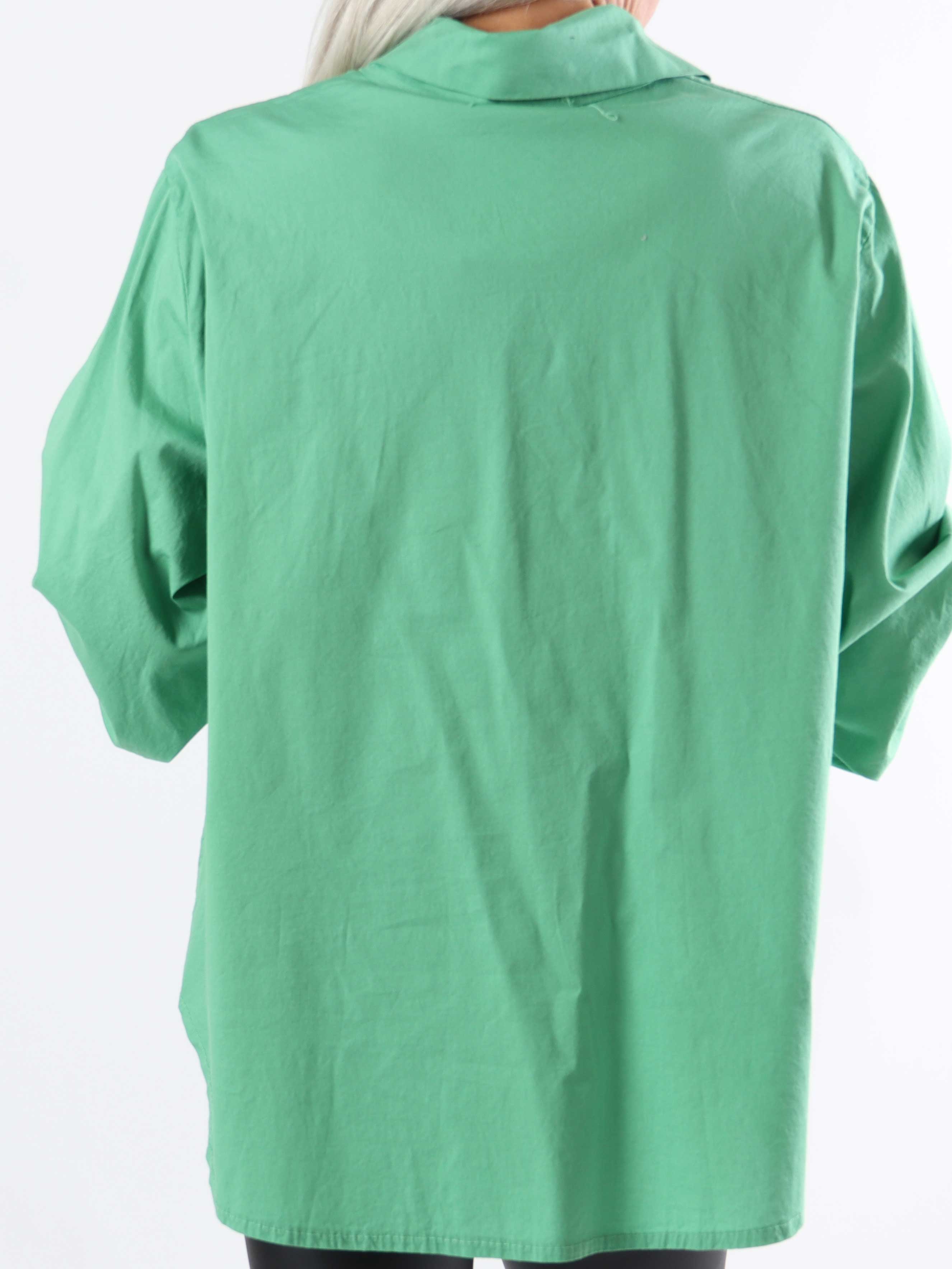 Hera - Plus size-skjorta med volanger vid bröstet