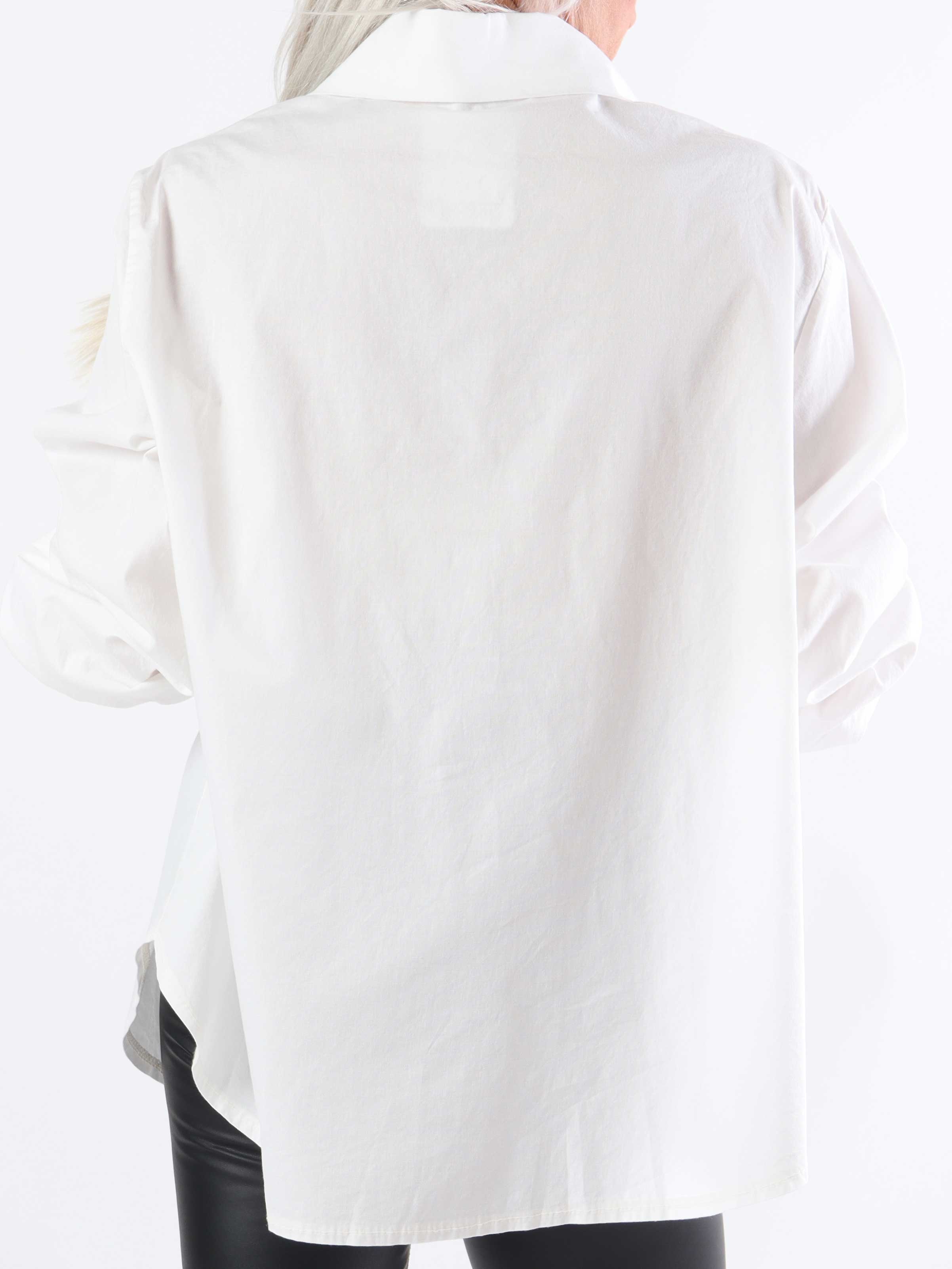 Hera - Plus size-skjorta med volanger vid bröstet