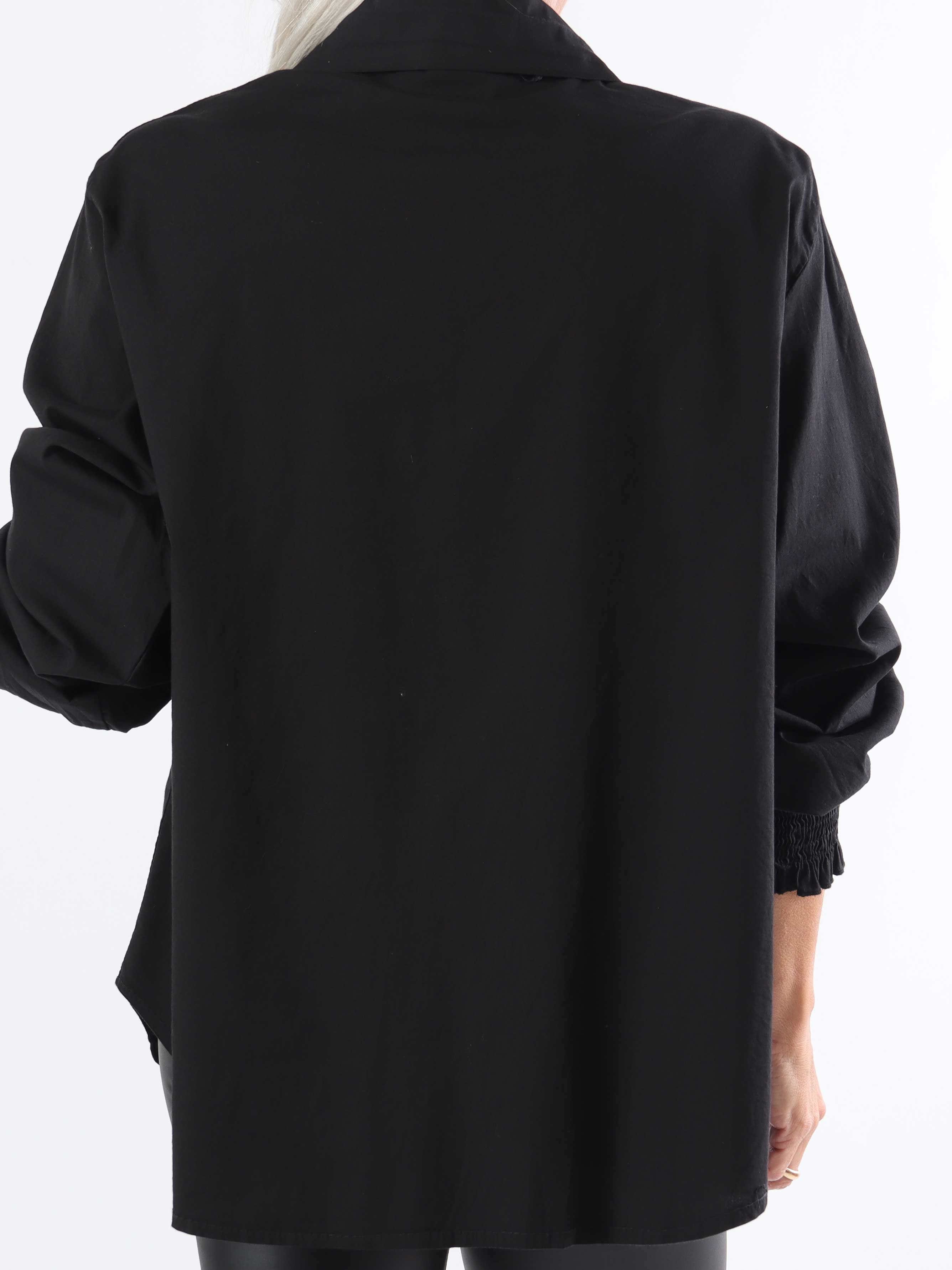 Hera - Plus size-skjorta med volanger vid bröstet