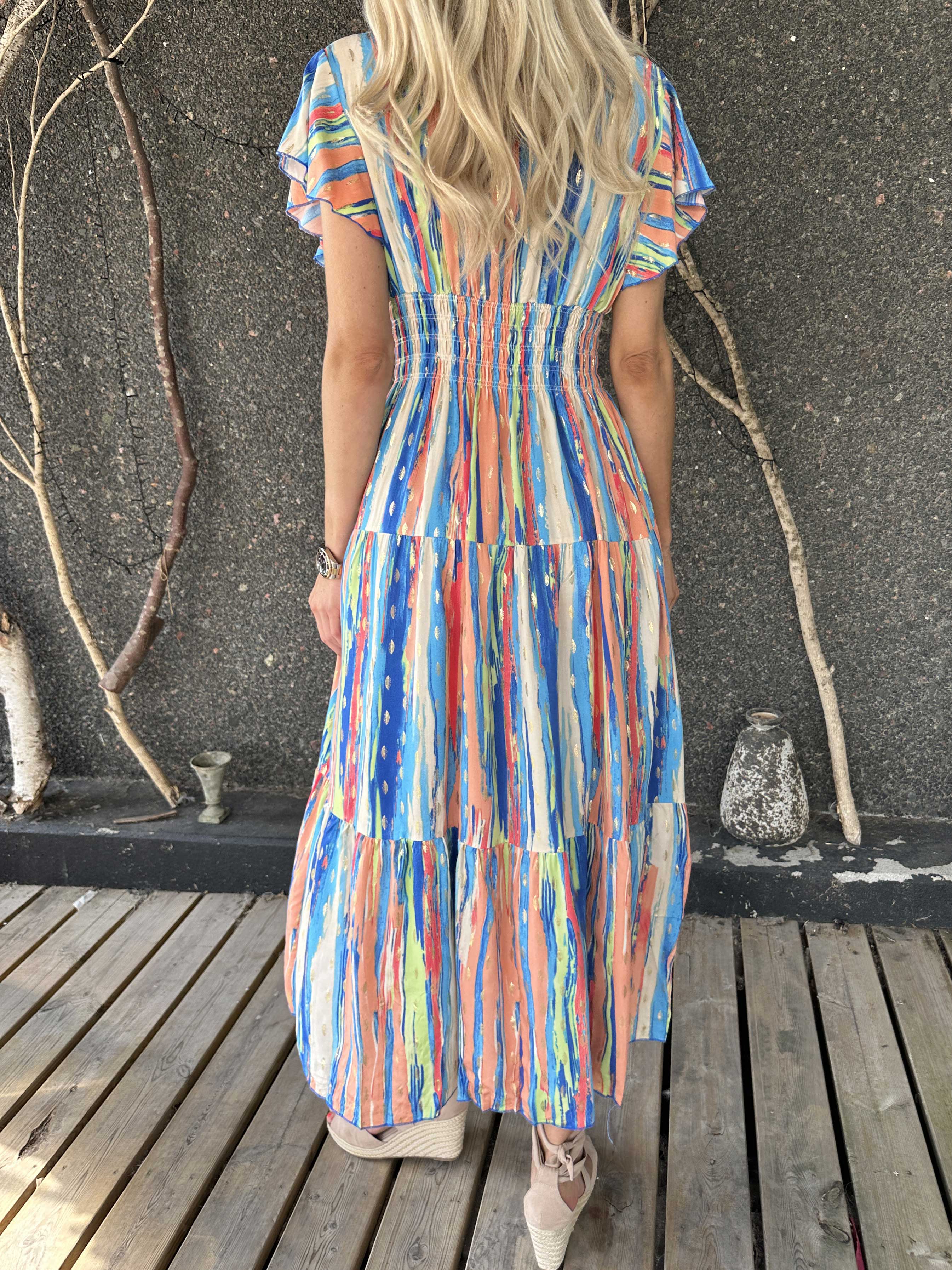 Hinata Stripe - Lång randig klänning i viskos med resår