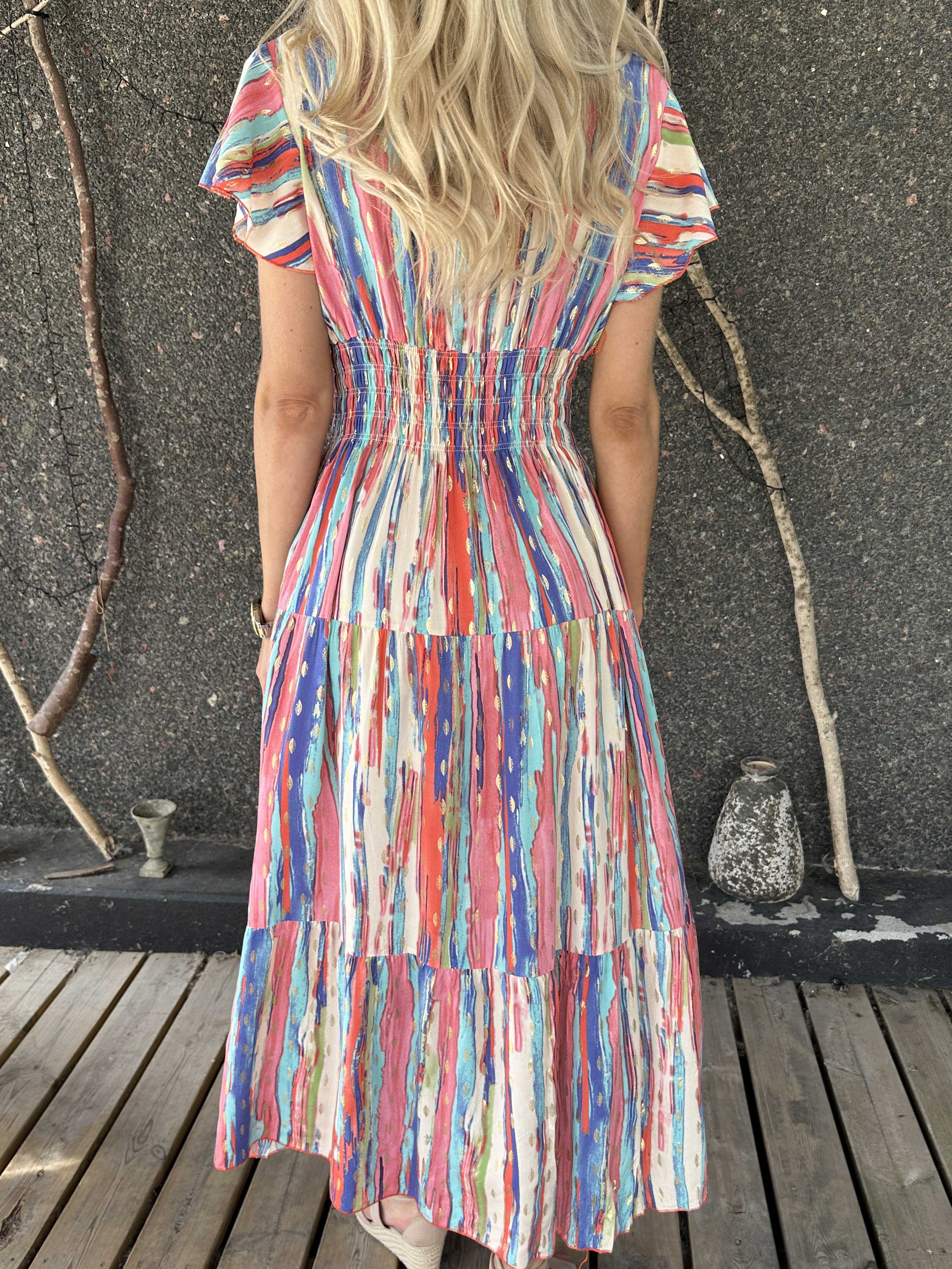 Hinata Stripe - Lång randig klänning i viskos med resår