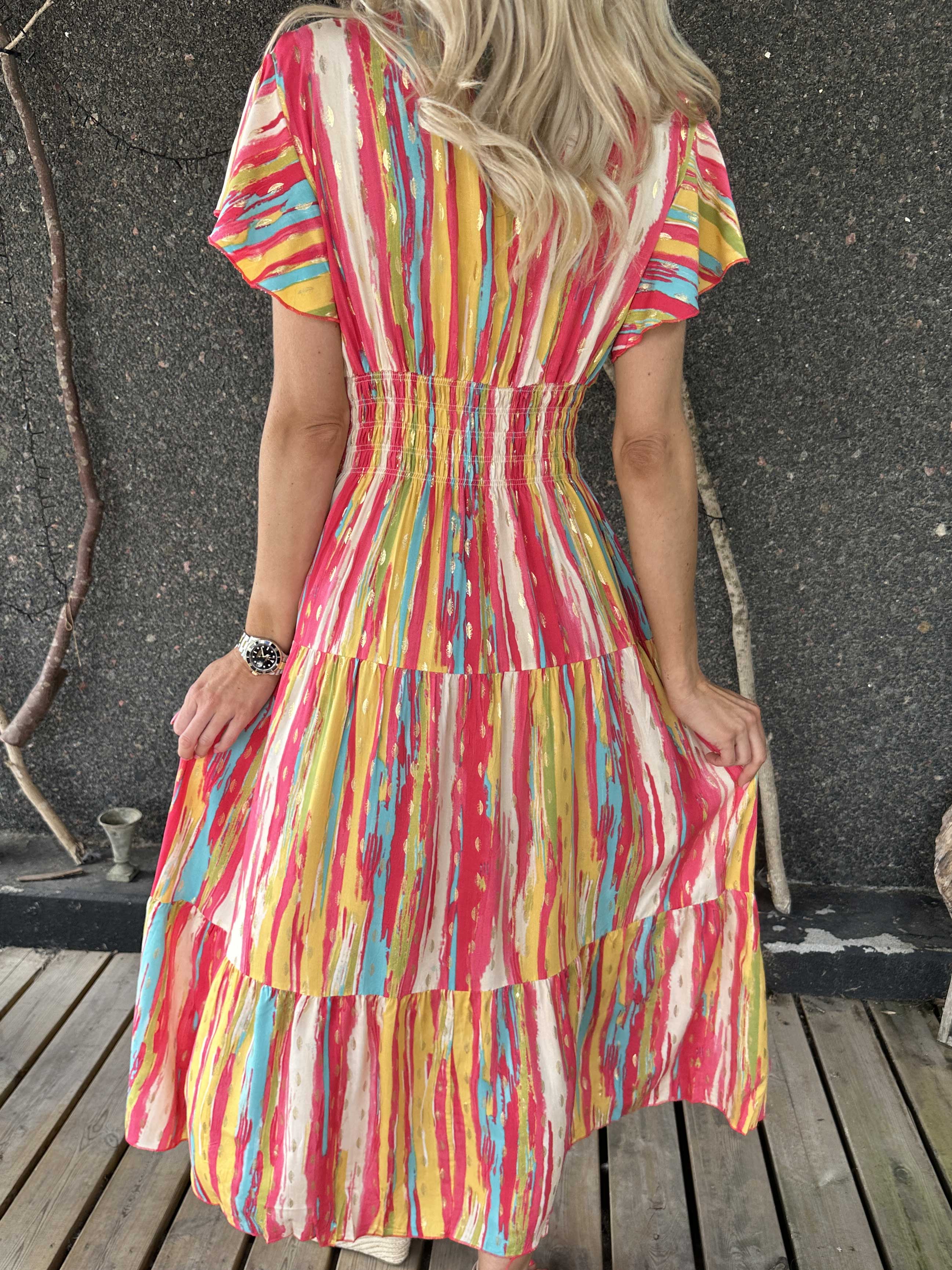 Hinata Stripe - Lång randig klänning i viskos med resår