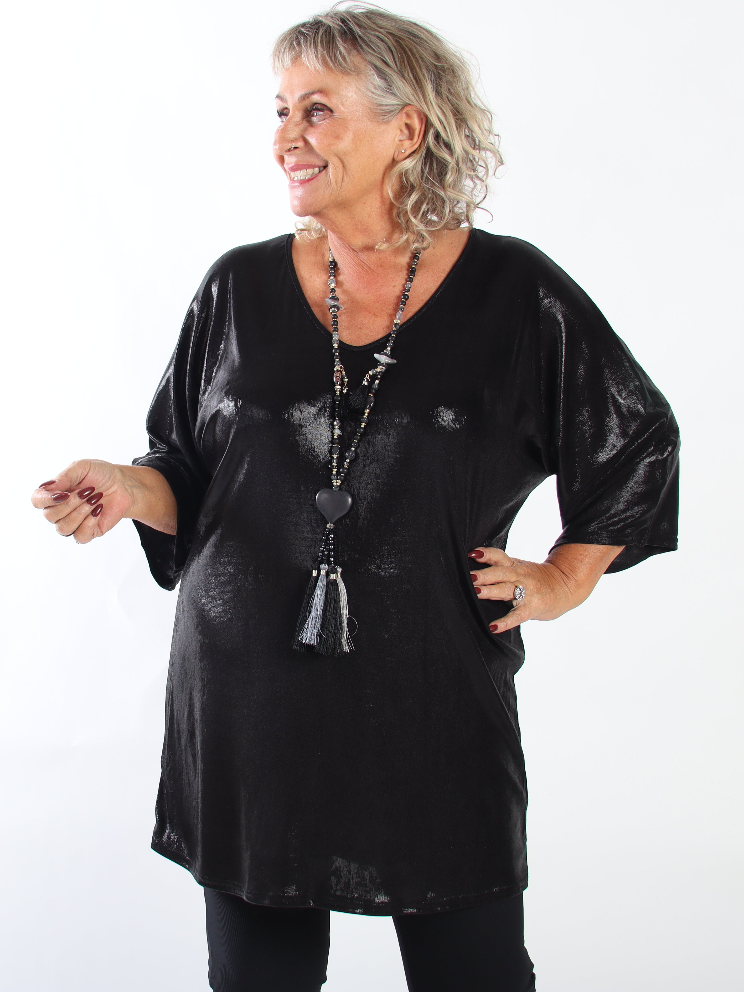 Honey - Glansig och stretchig tunika i plus size med V-ringning och en lös passform