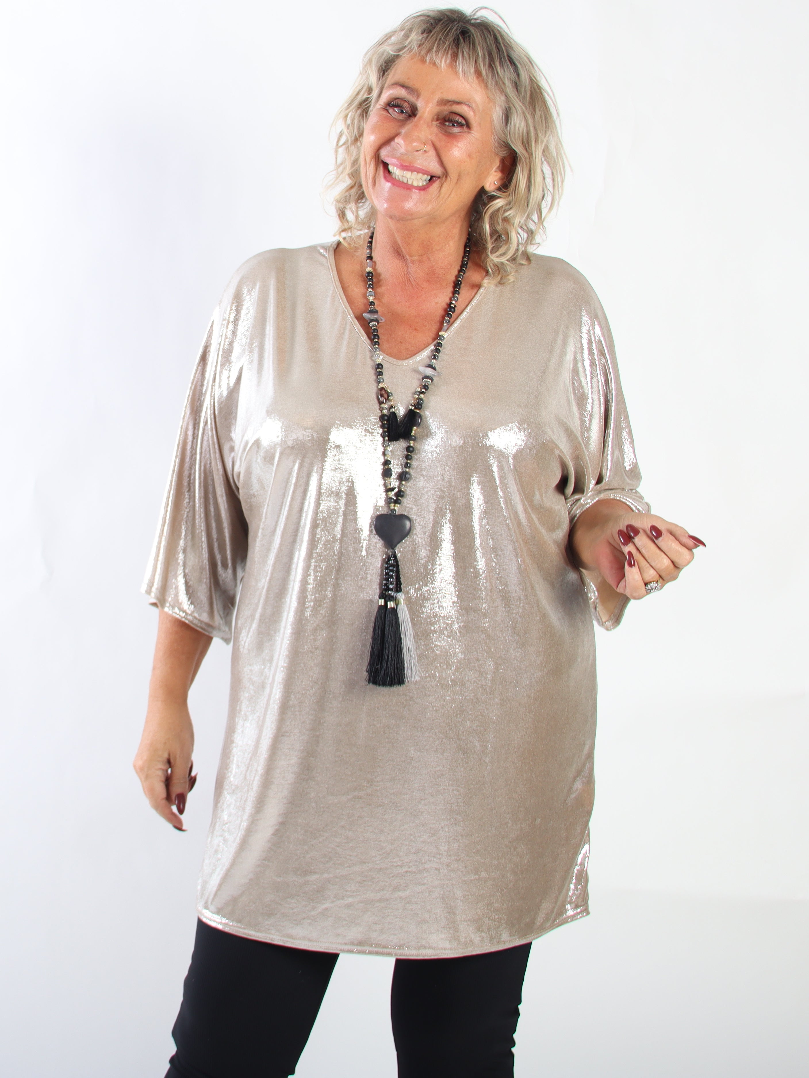 Honey - Glansig och stretchig tunika i plus size med V-ringning och en lös passform