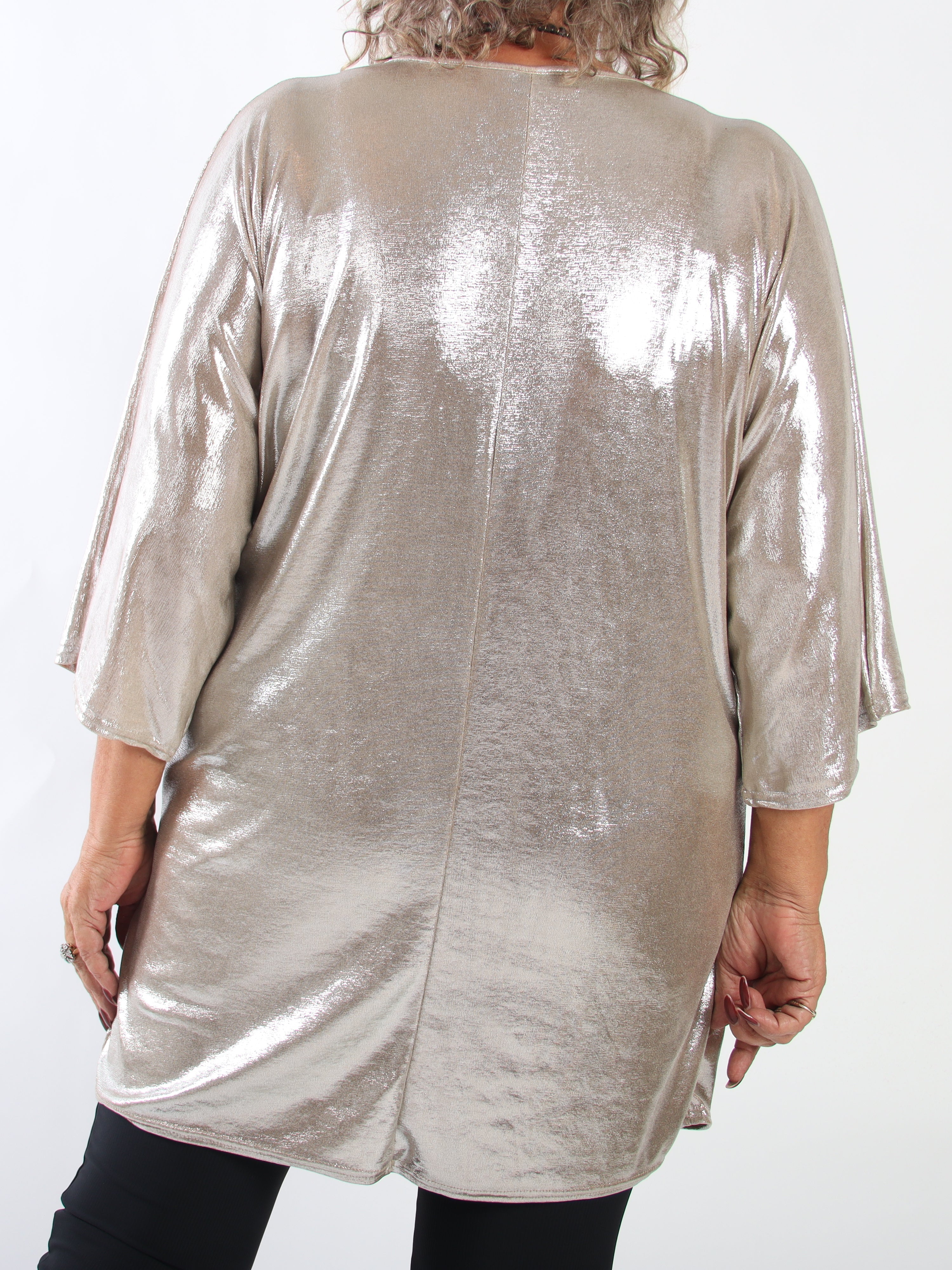Honey - Glansig och stretchig tunika i plus size med V-ringning och en lös passform