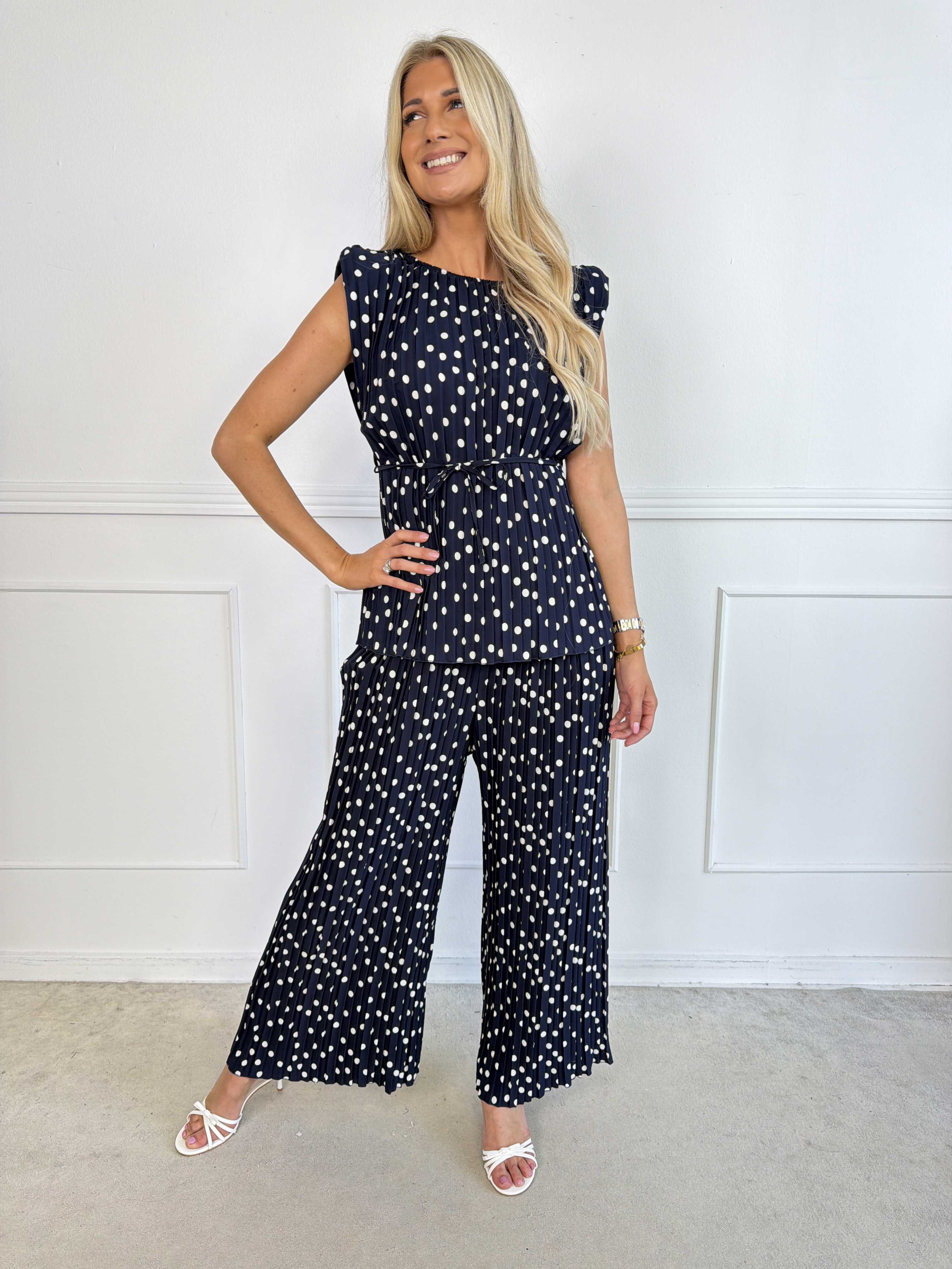 Zina – Elegant set med prickar och veckad design