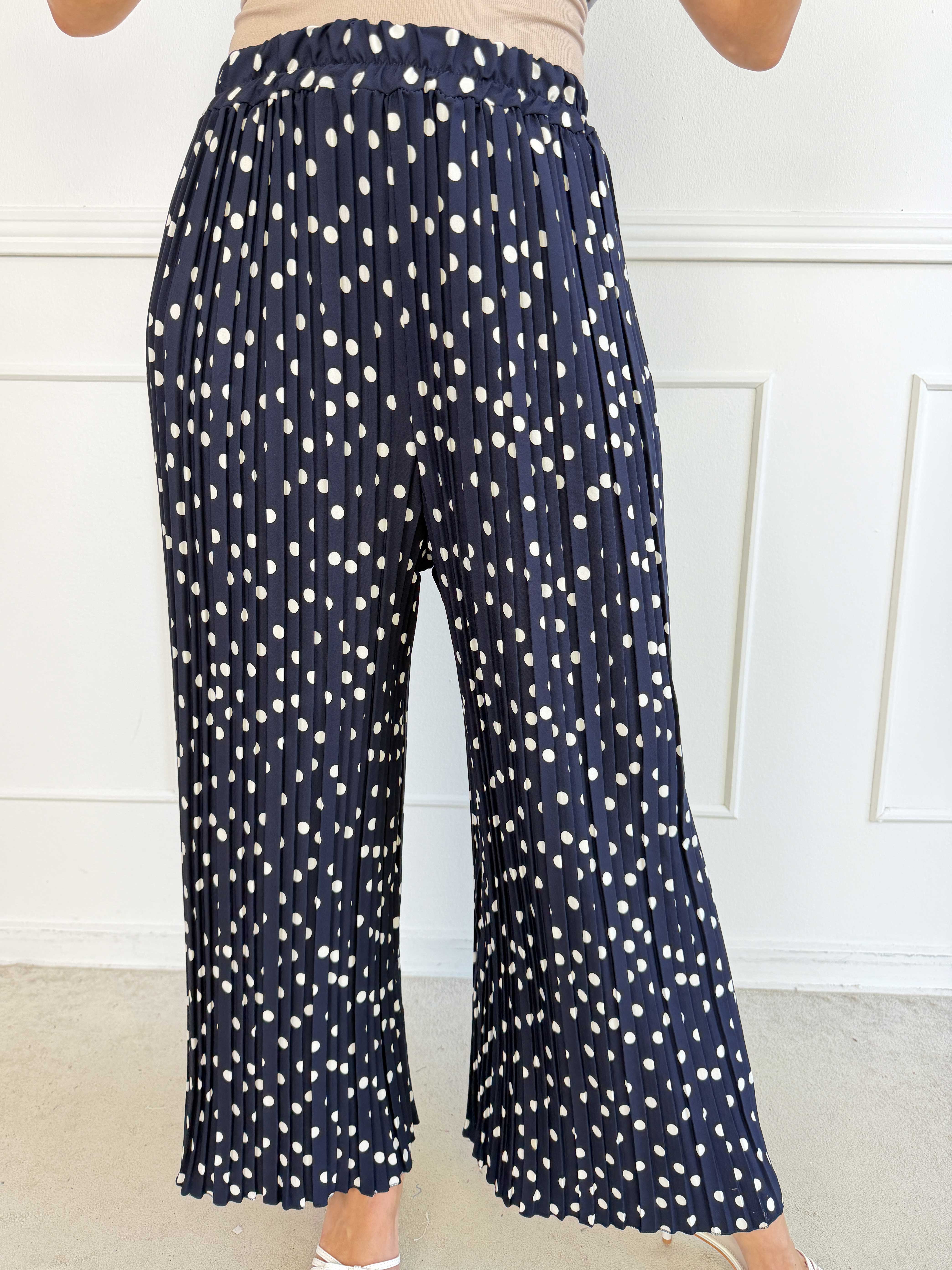 Zina – Elegant plus size set med prickar och veckad design