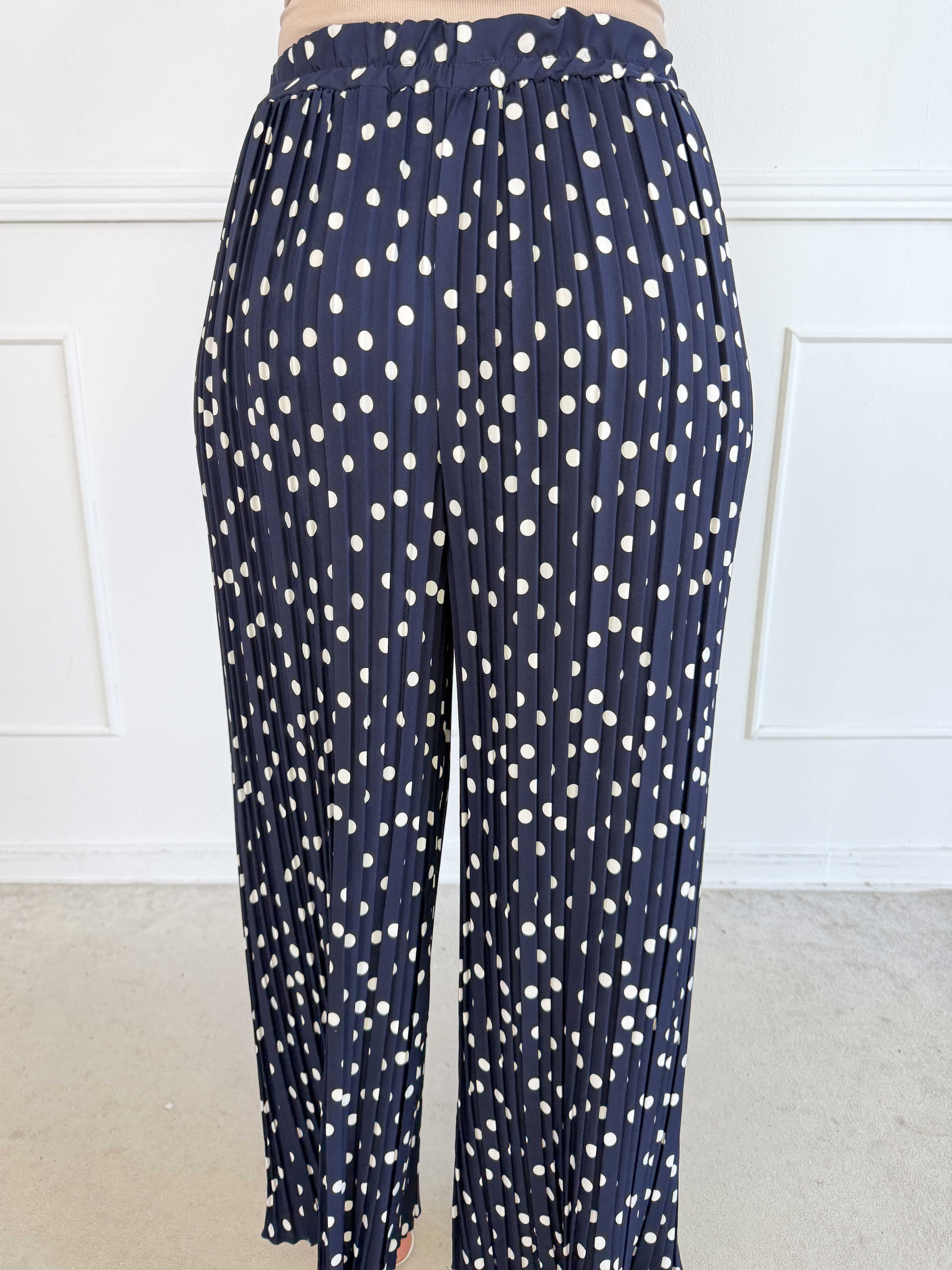 Zina – Elegant plus size set med prickar och veckad design