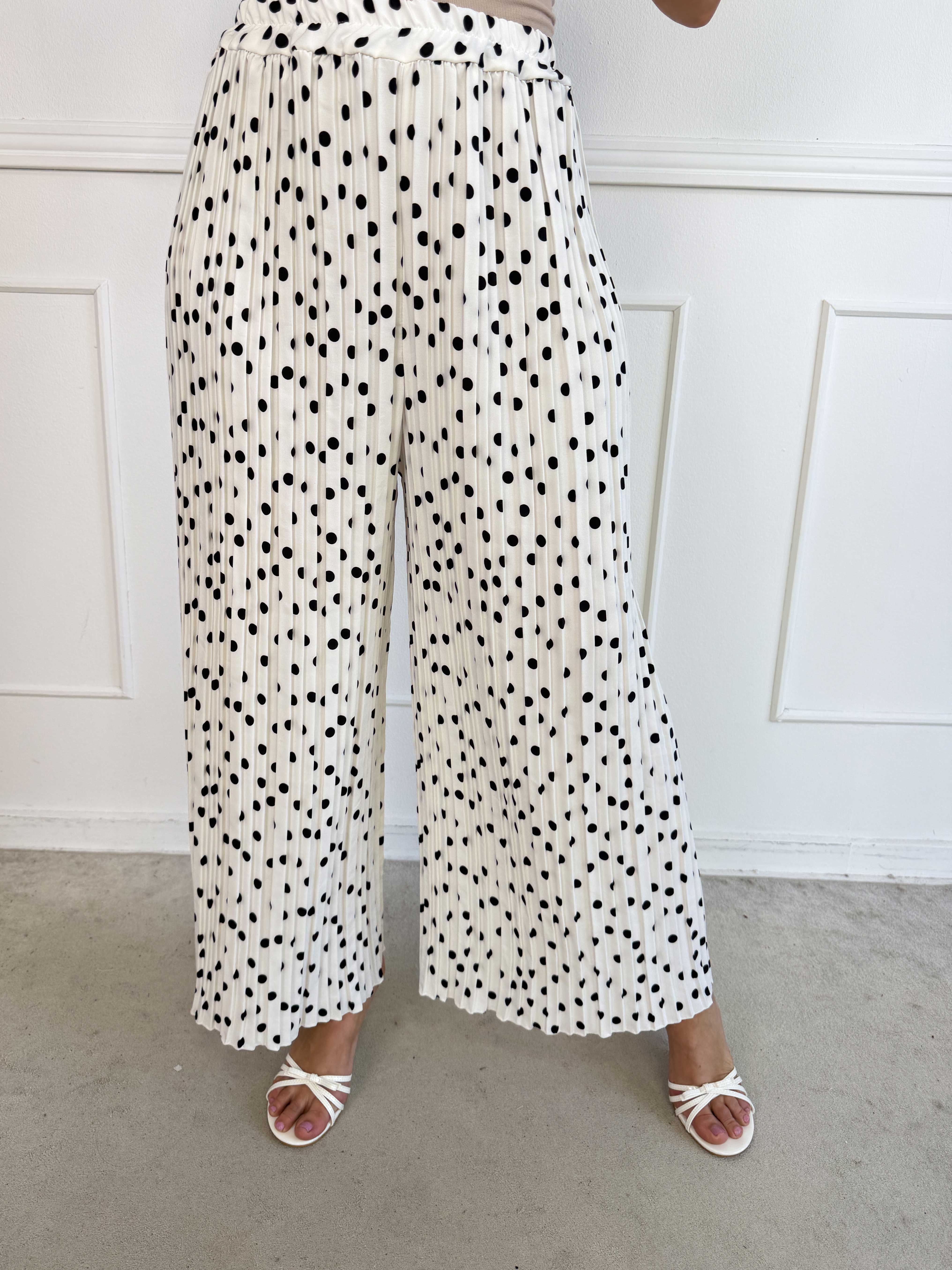 Zina – Elegant set med prickar och veckad design