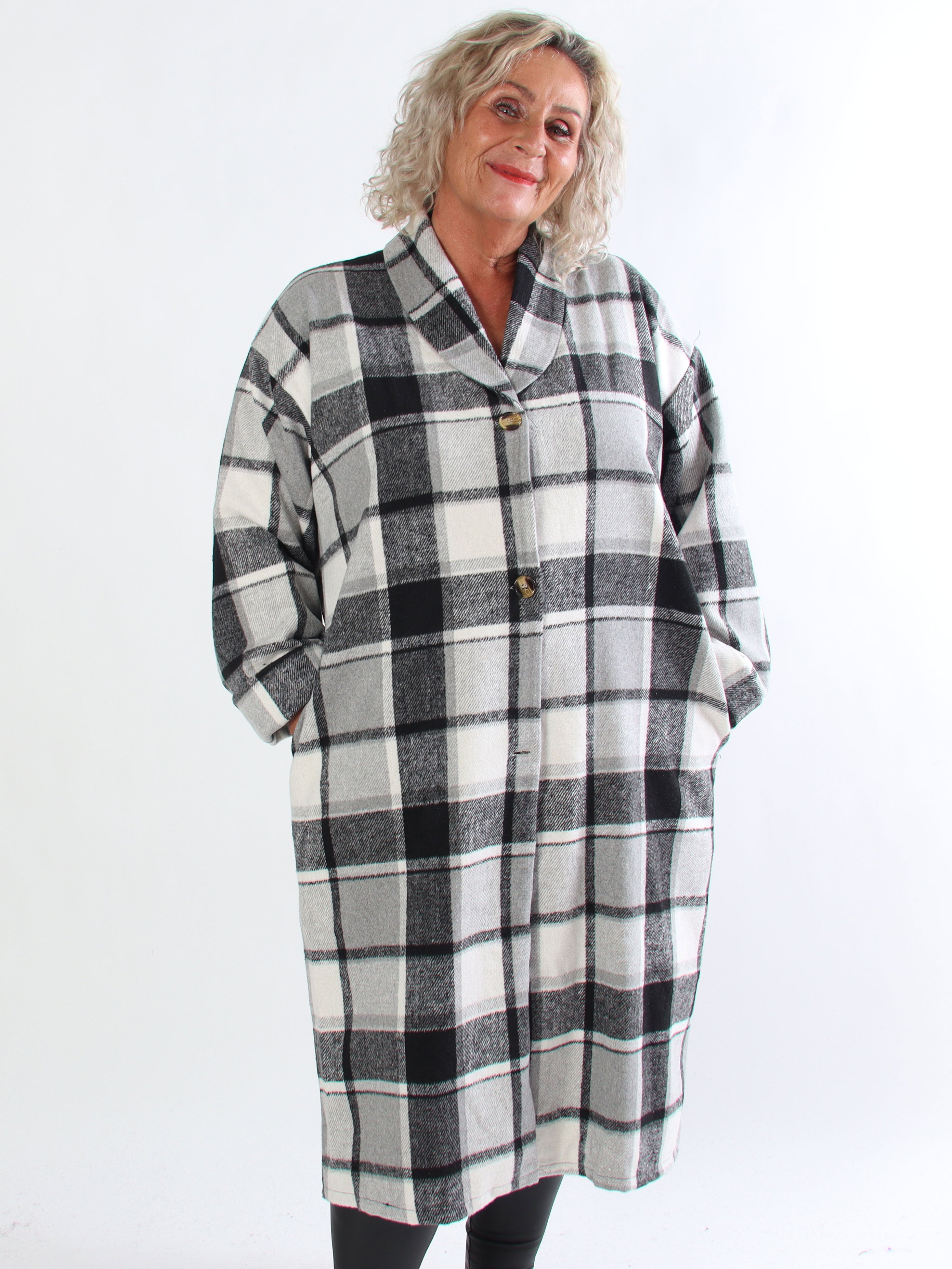 Karoline - Lång rutig plus size skjortjacka i viskos