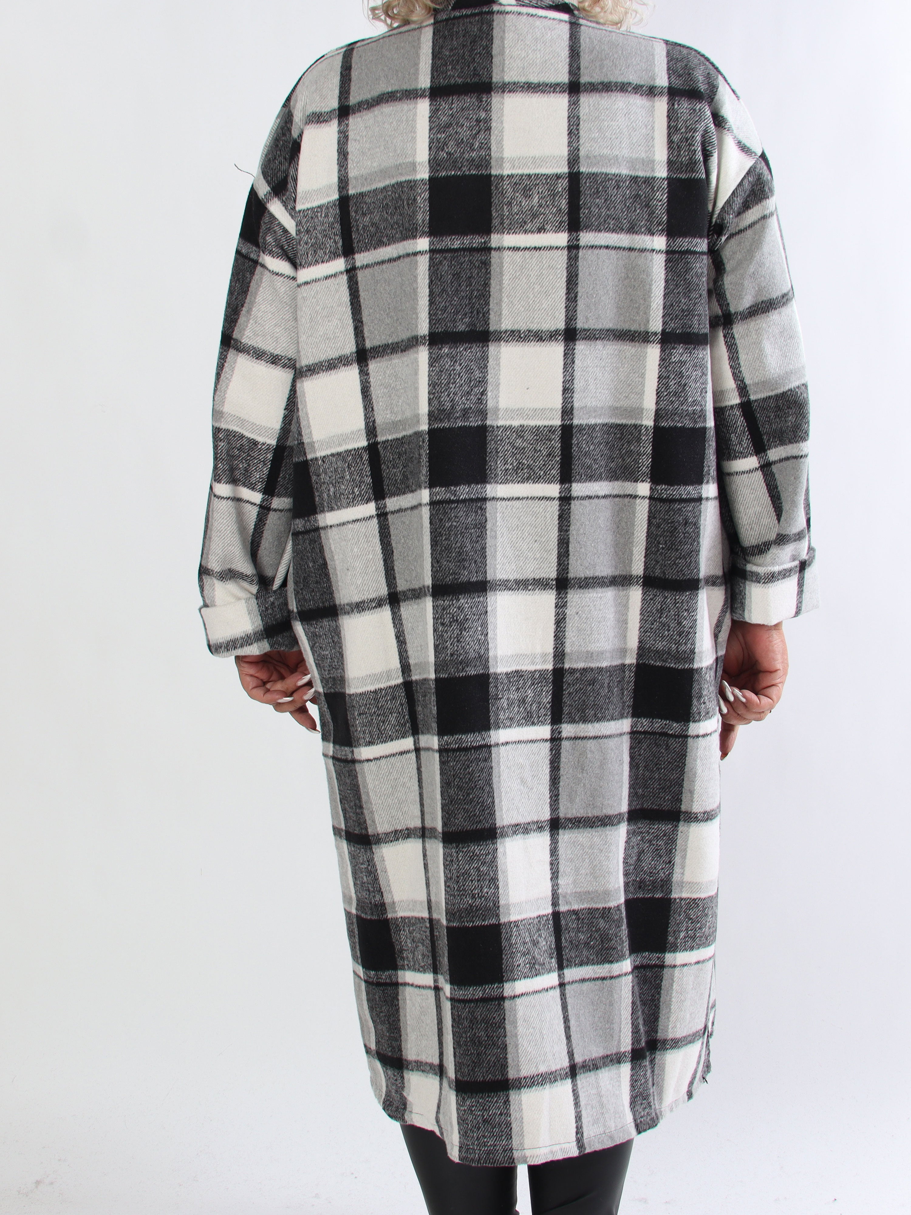 Karoline - Lång rutig plus size skjortjacka i viskos