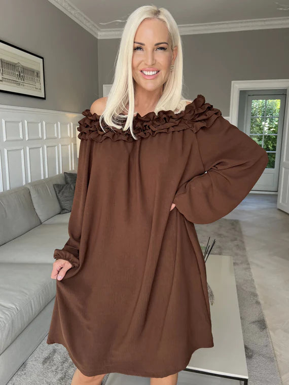 Chili Dress - Plus size klänning med långa ärmar och volanger