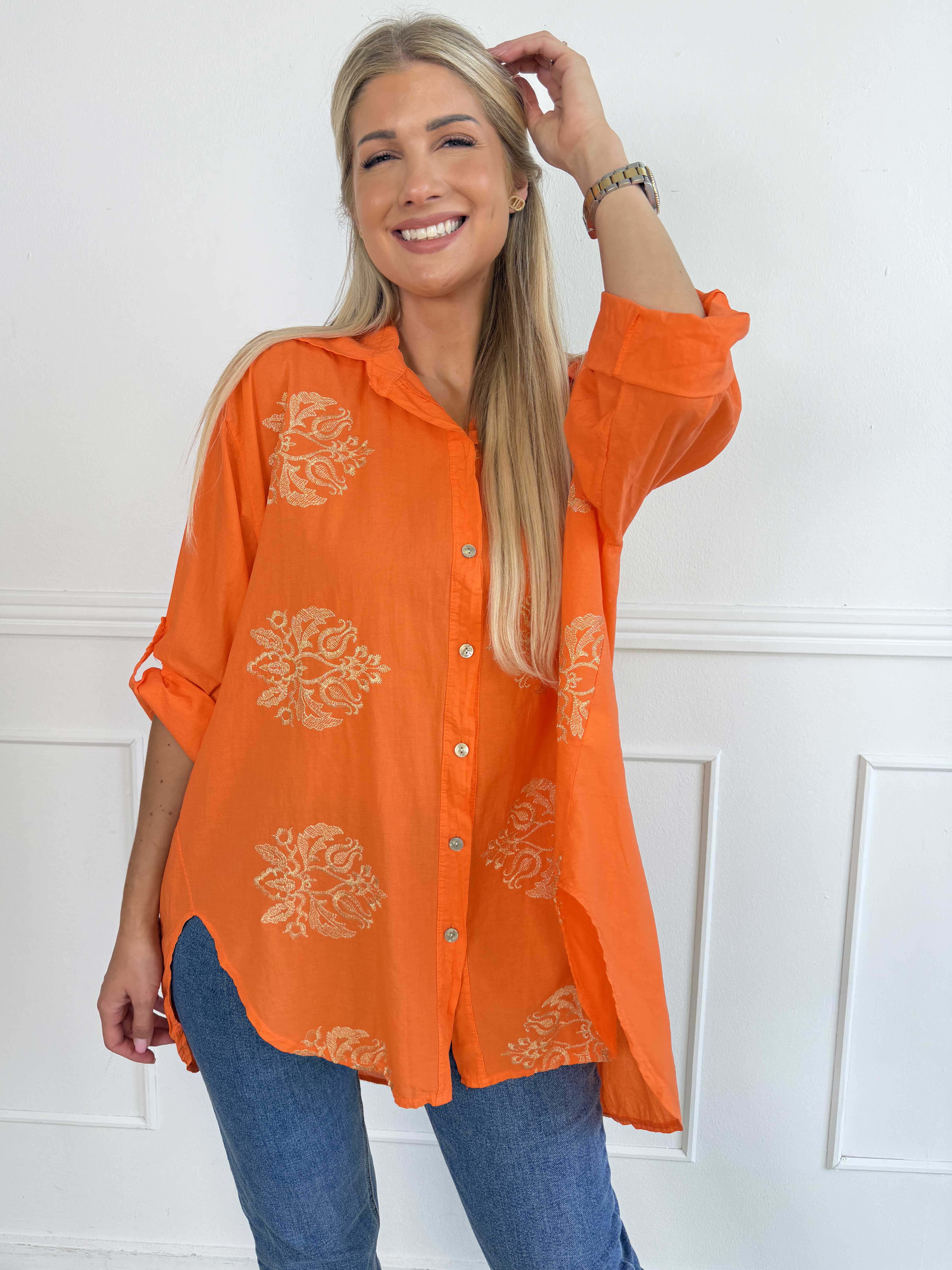 Catherina – Elegant plus size bomullsskjorta med fina, broderade gulddetaljer