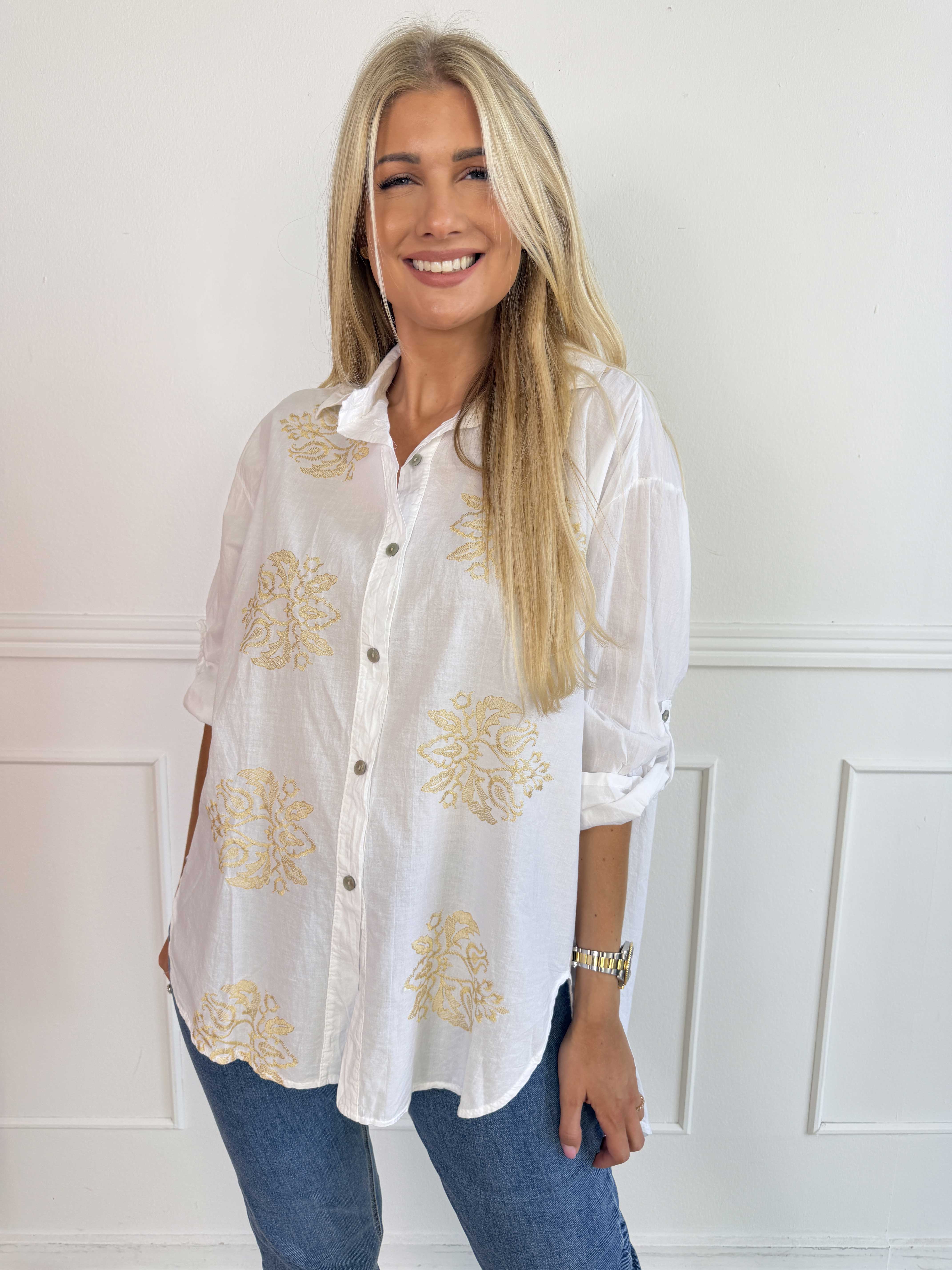 Catherina – Elegant bomullsskjorta med fina, broderade gulddetaljer