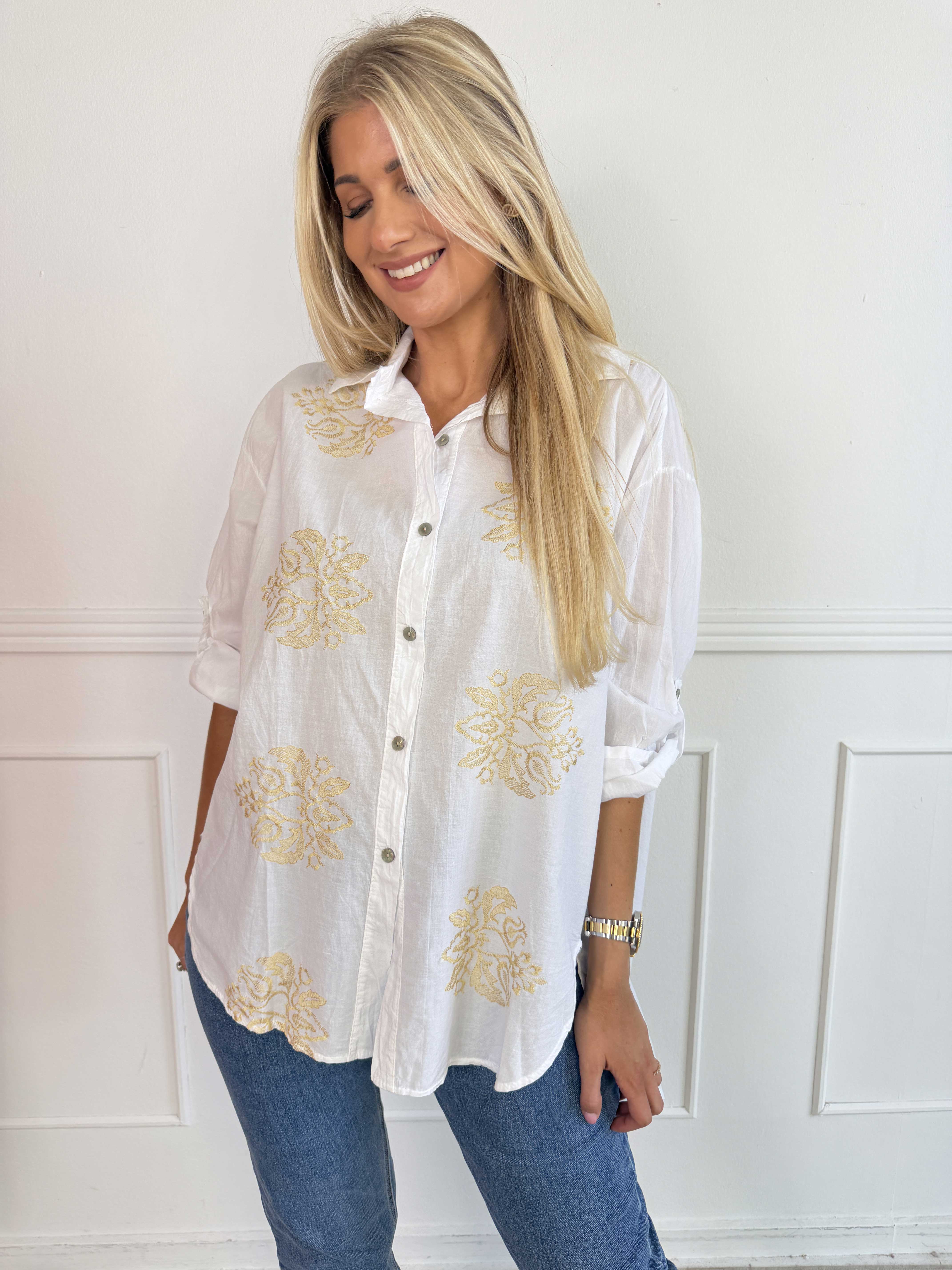 Catherina – Elegant bomullsskjorta med fina, broderade gulddetaljer