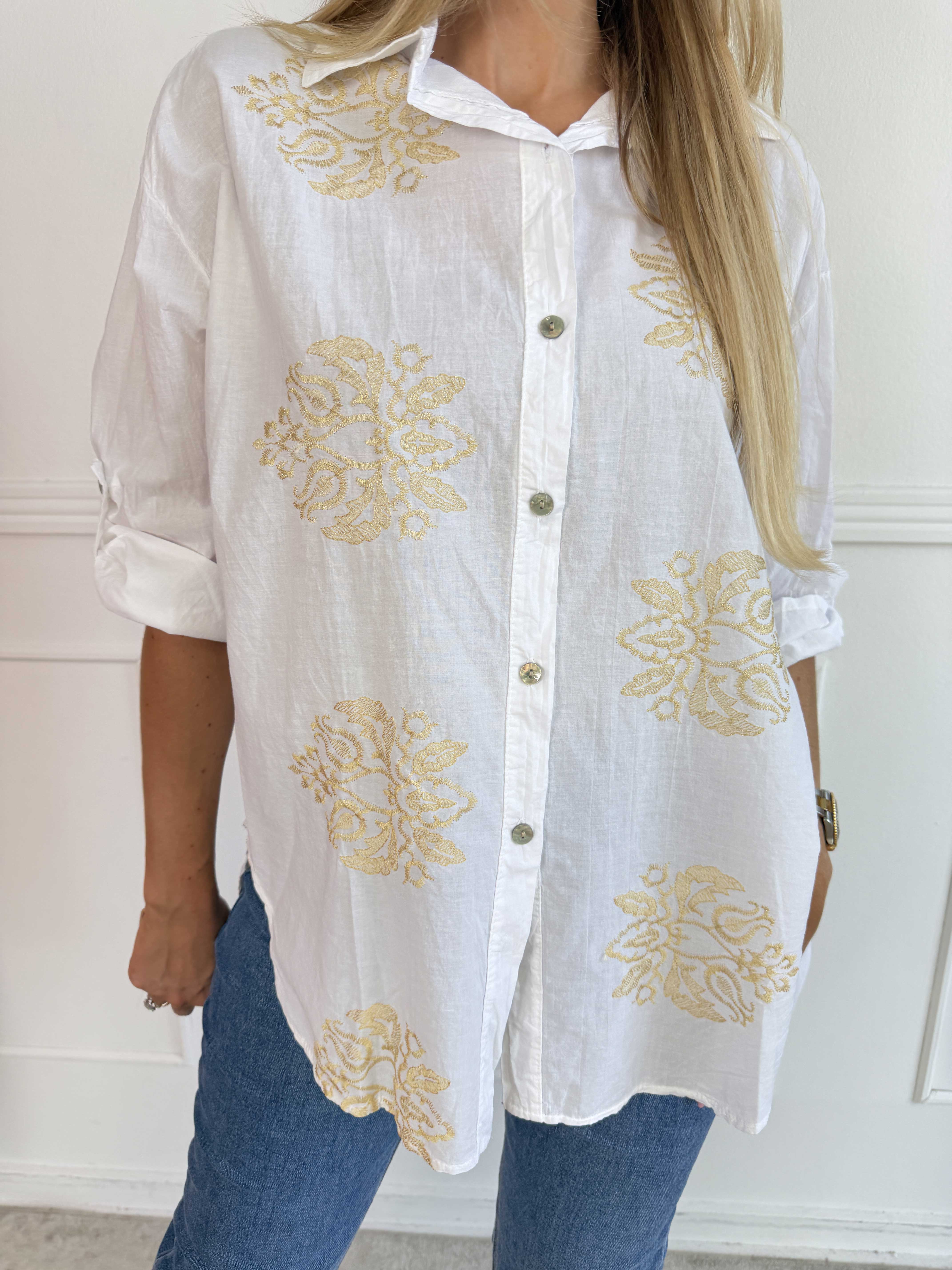 Catherina – Elegant plus size bomullsskjorta med fina, broderade gulddetaljer