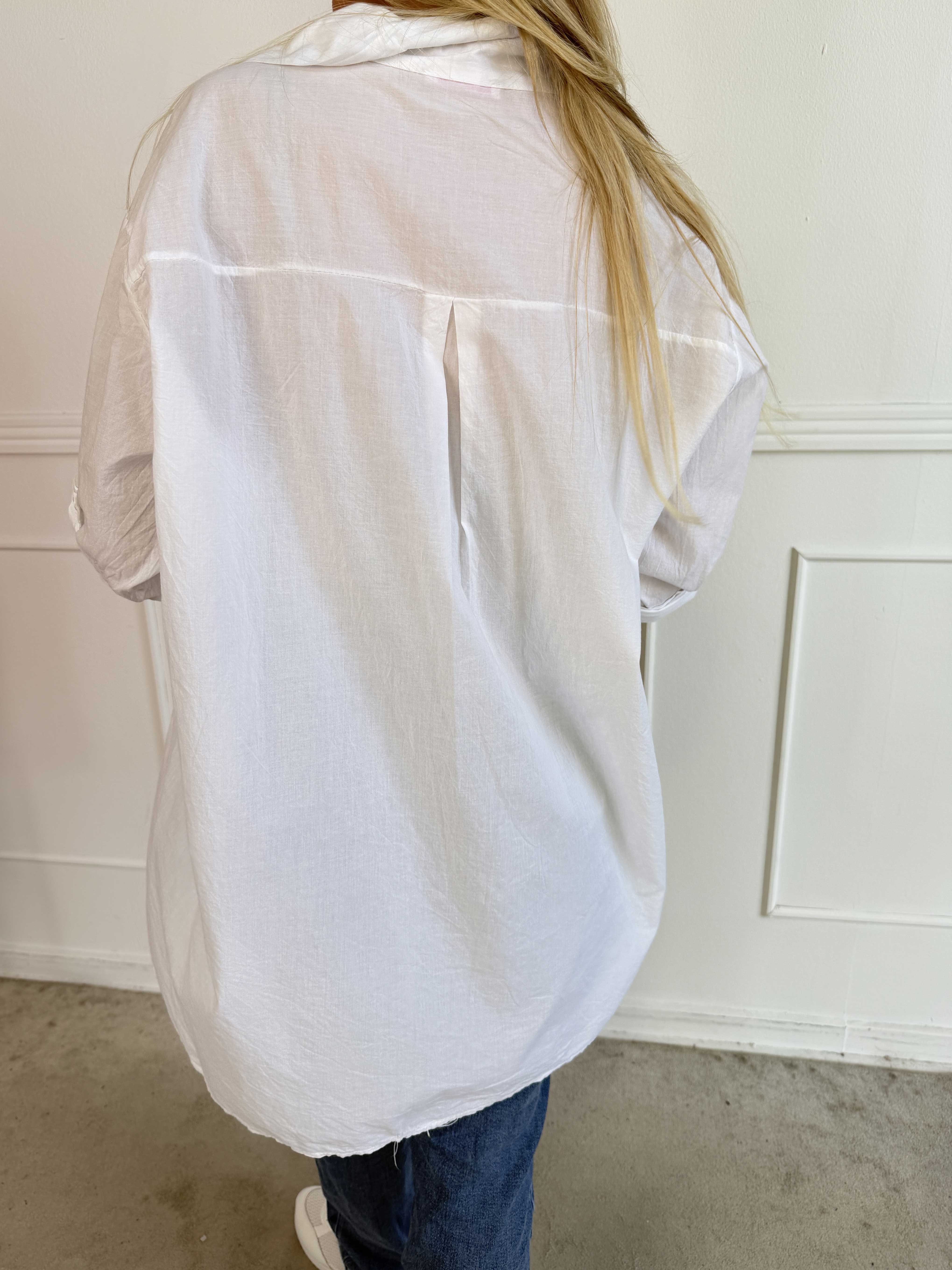 Catherina – Elegant bomullsskjorta med fina, broderade gulddetaljer