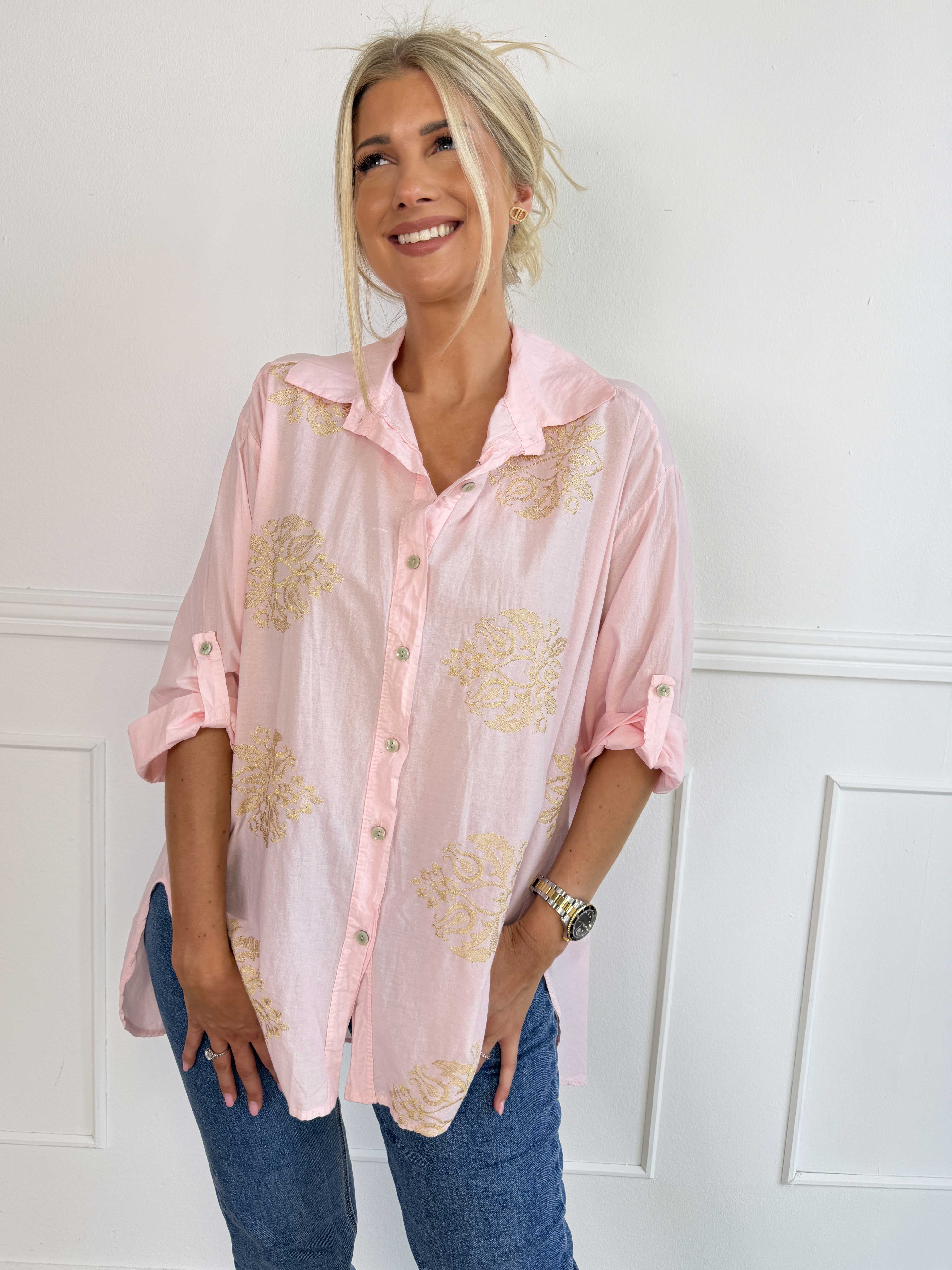 Catherina – Elegant bomullsskjorta med fina, broderade gulddetaljer