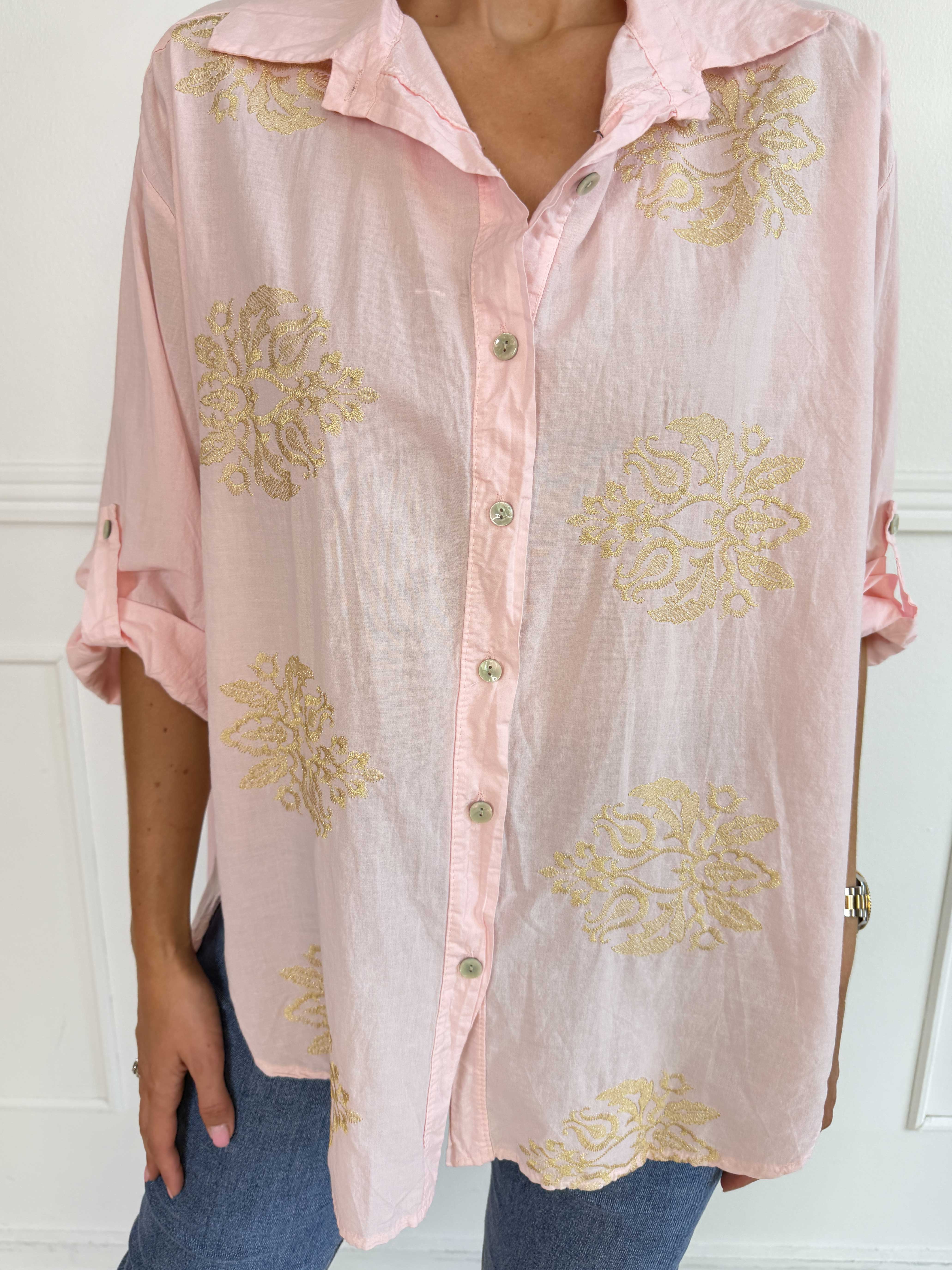 Catherina – Elegant plus size bomullsskjorta med fina, broderade gulddetaljer