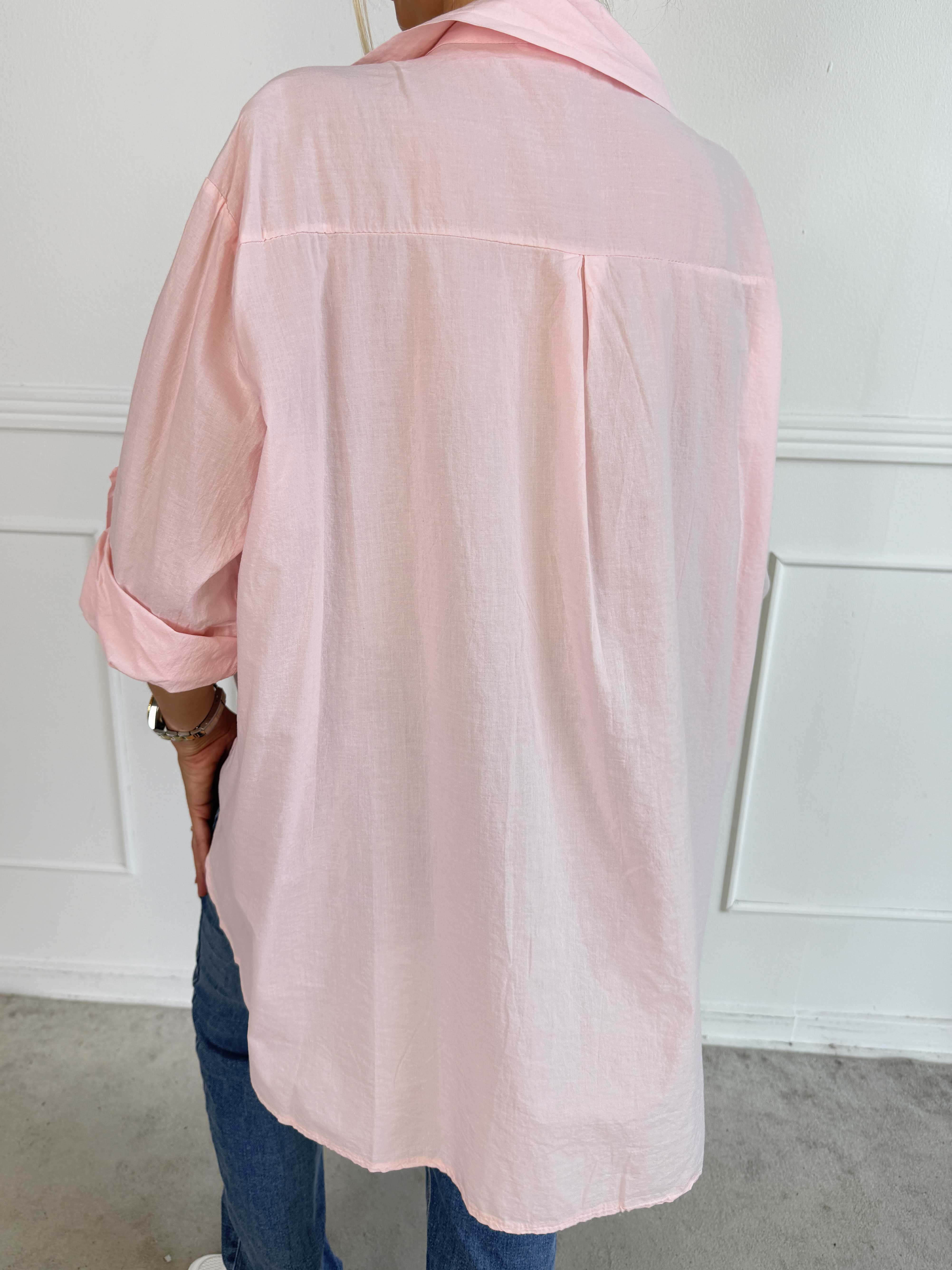 Catherina – Elegant plus size bomullsskjorta med fina, broderade gulddetaljer