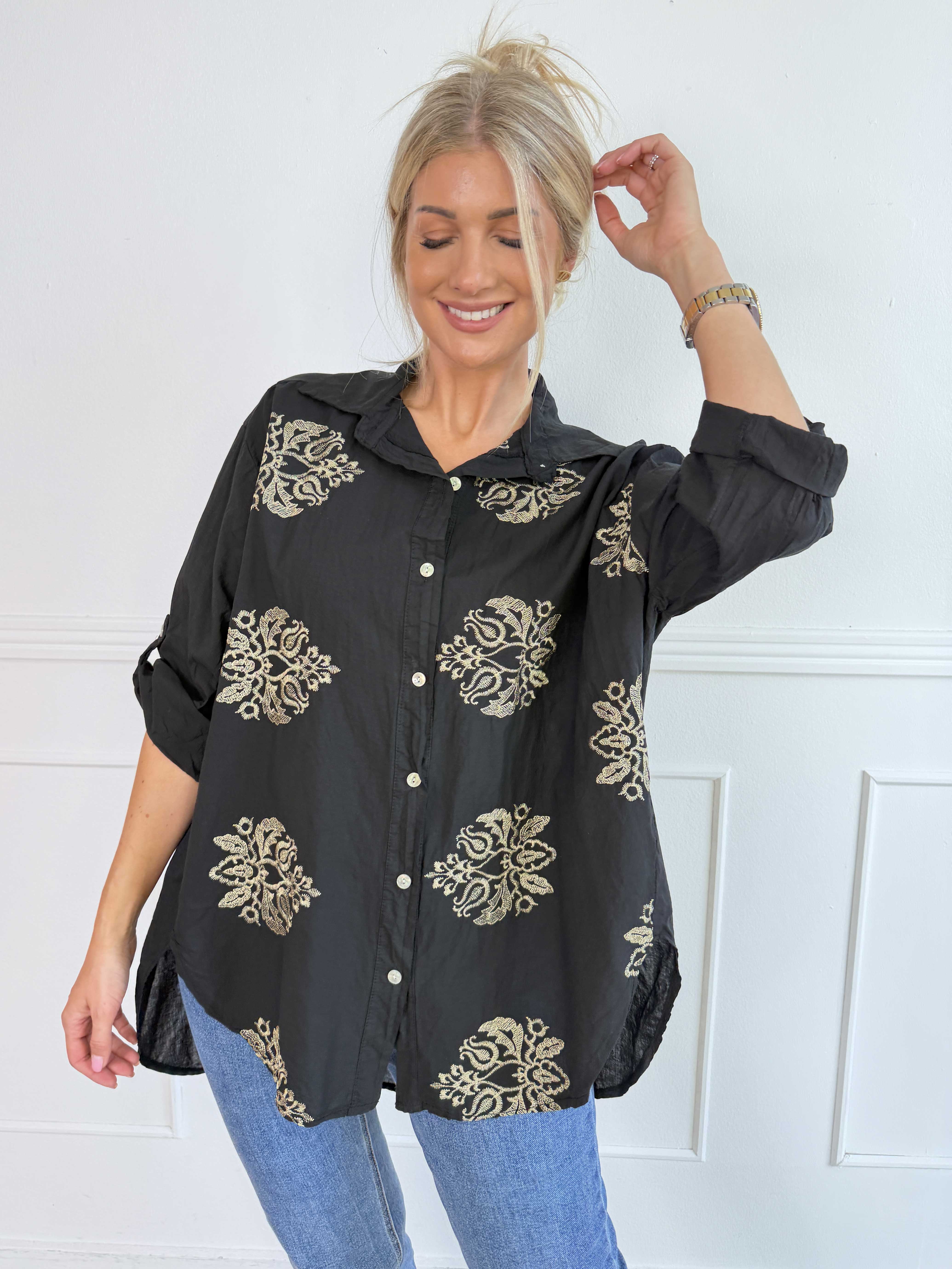 Catherina – Elegant bomullsskjorta med fina, broderade gulddetaljer