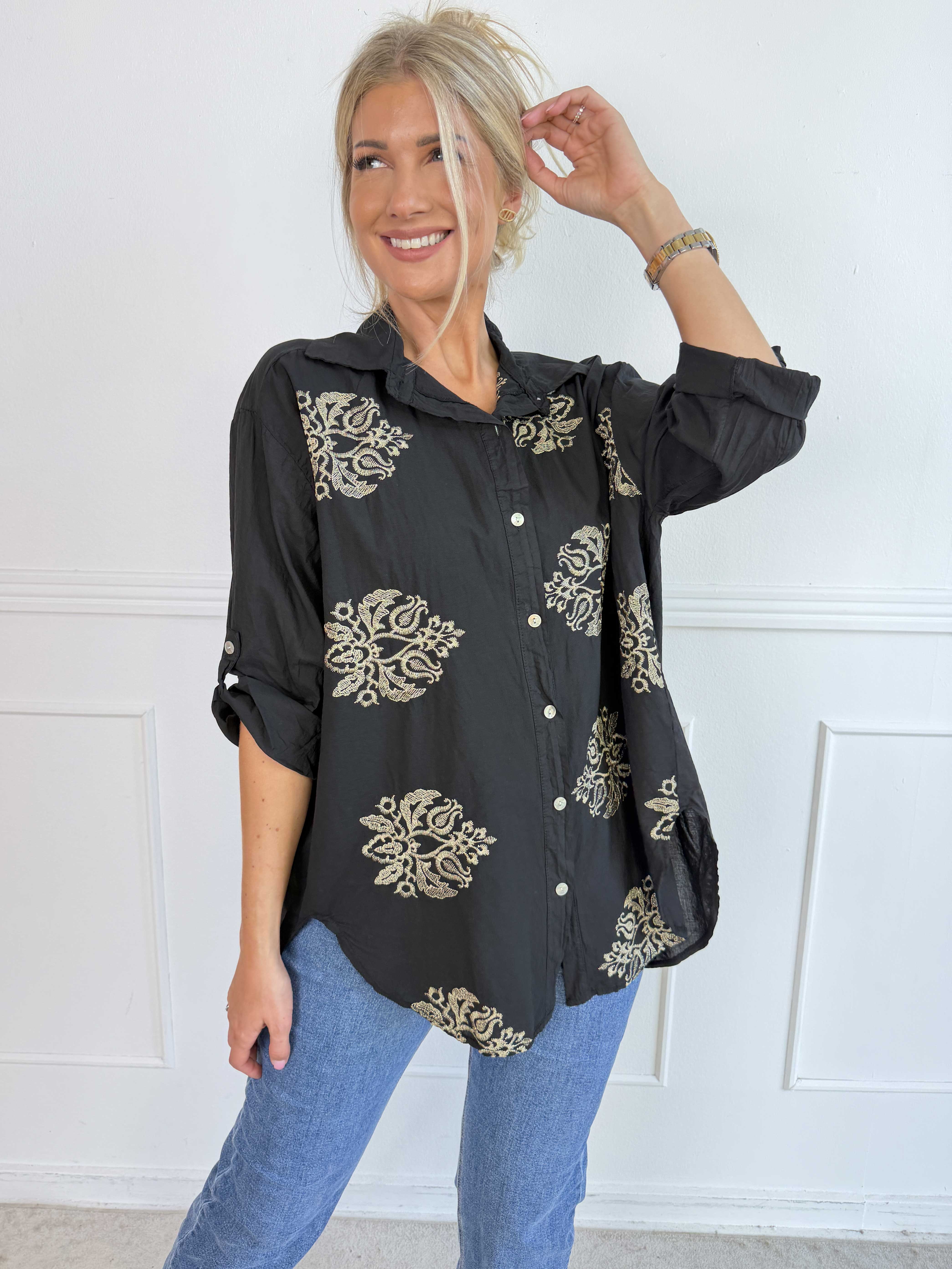 Catherina – Elegant plus size bomullsskjorta med fina, broderade gulddetaljer