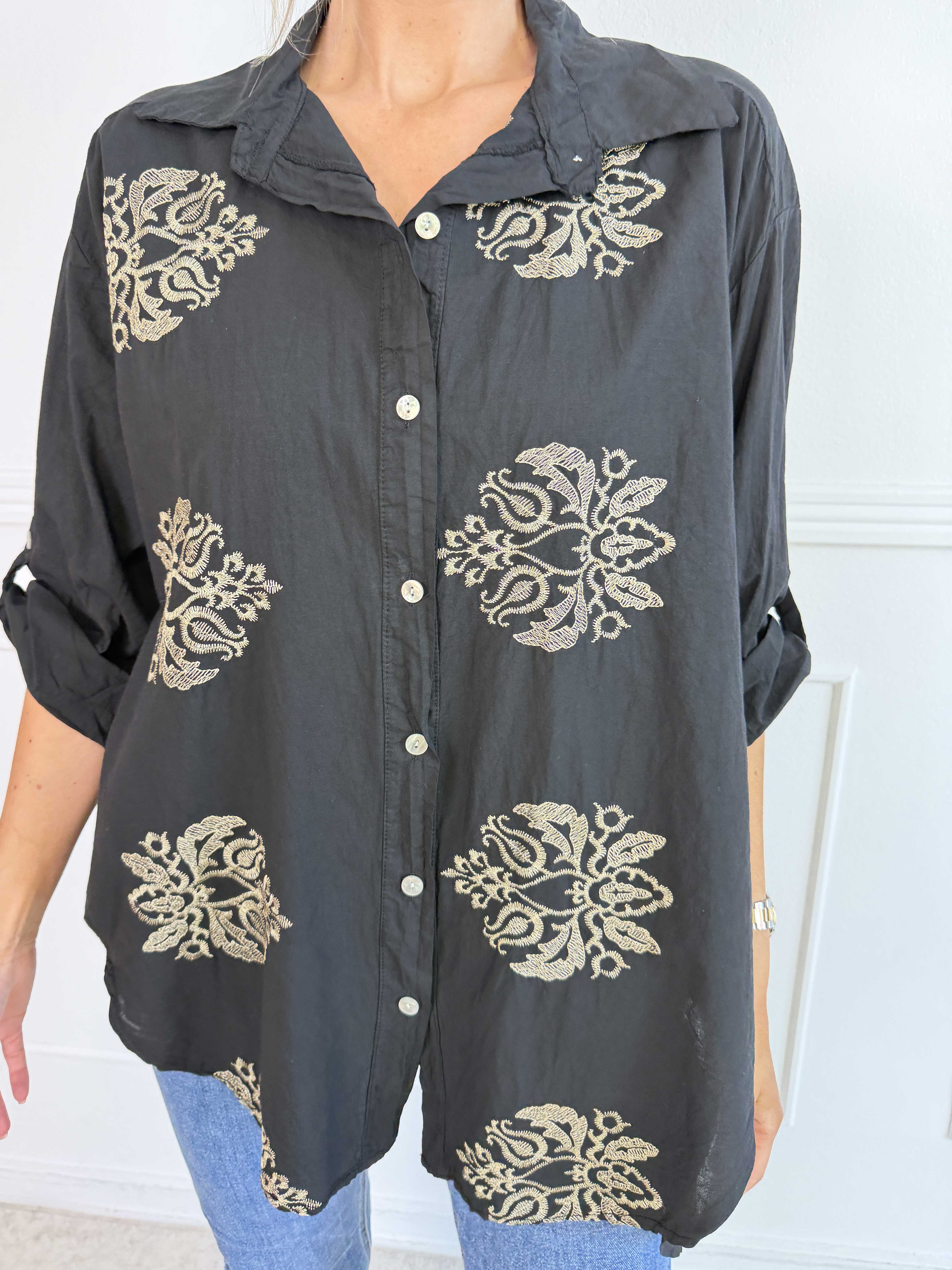 Catherina – Elegant plus size bomullsskjorta med fina, broderade gulddetaljer