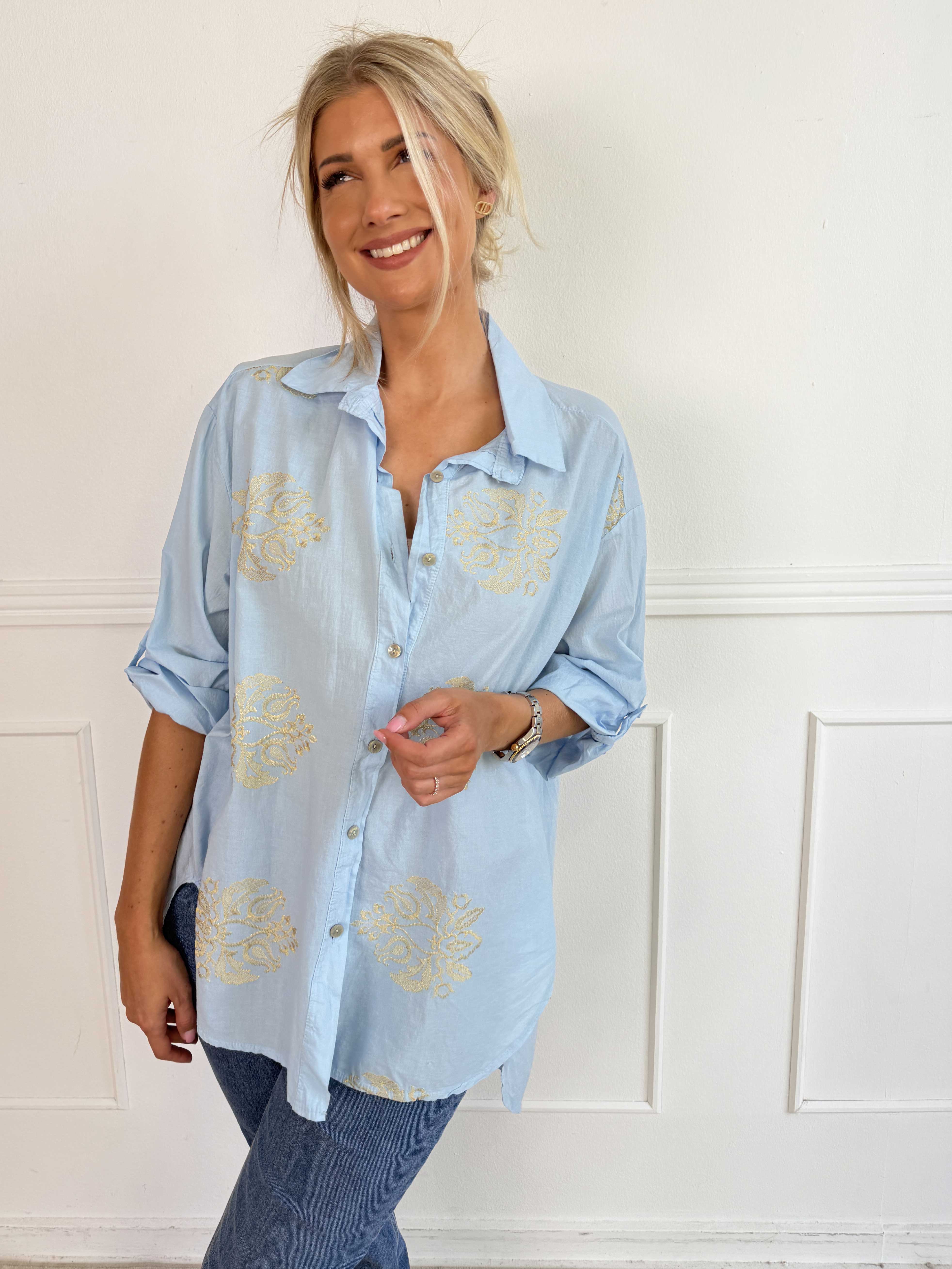 Catherina – Elegant bomullsskjorta med fina, broderade gulddetaljer