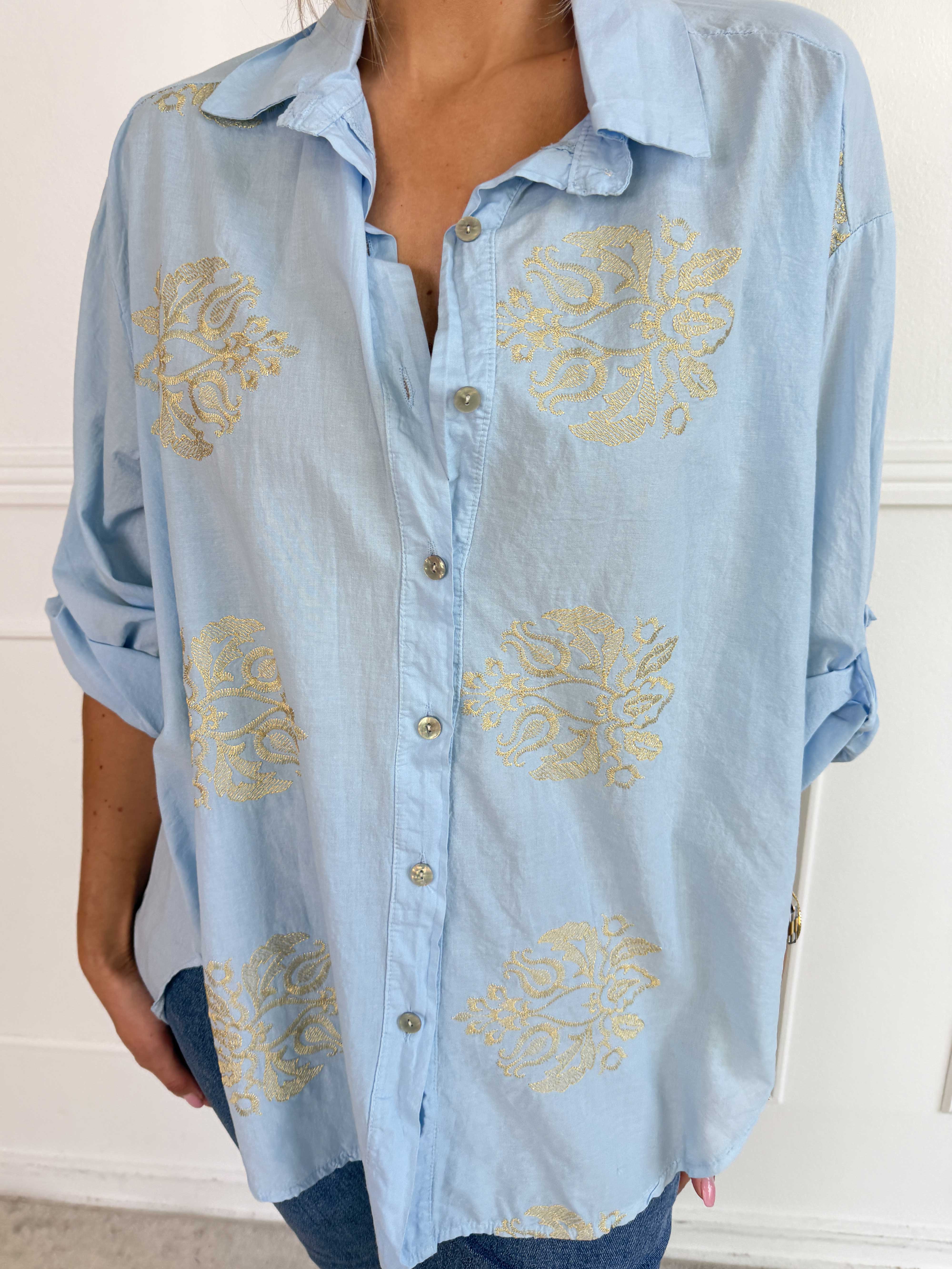 Catherina – Elegant bomullsskjorta med fina, broderade gulddetaljer