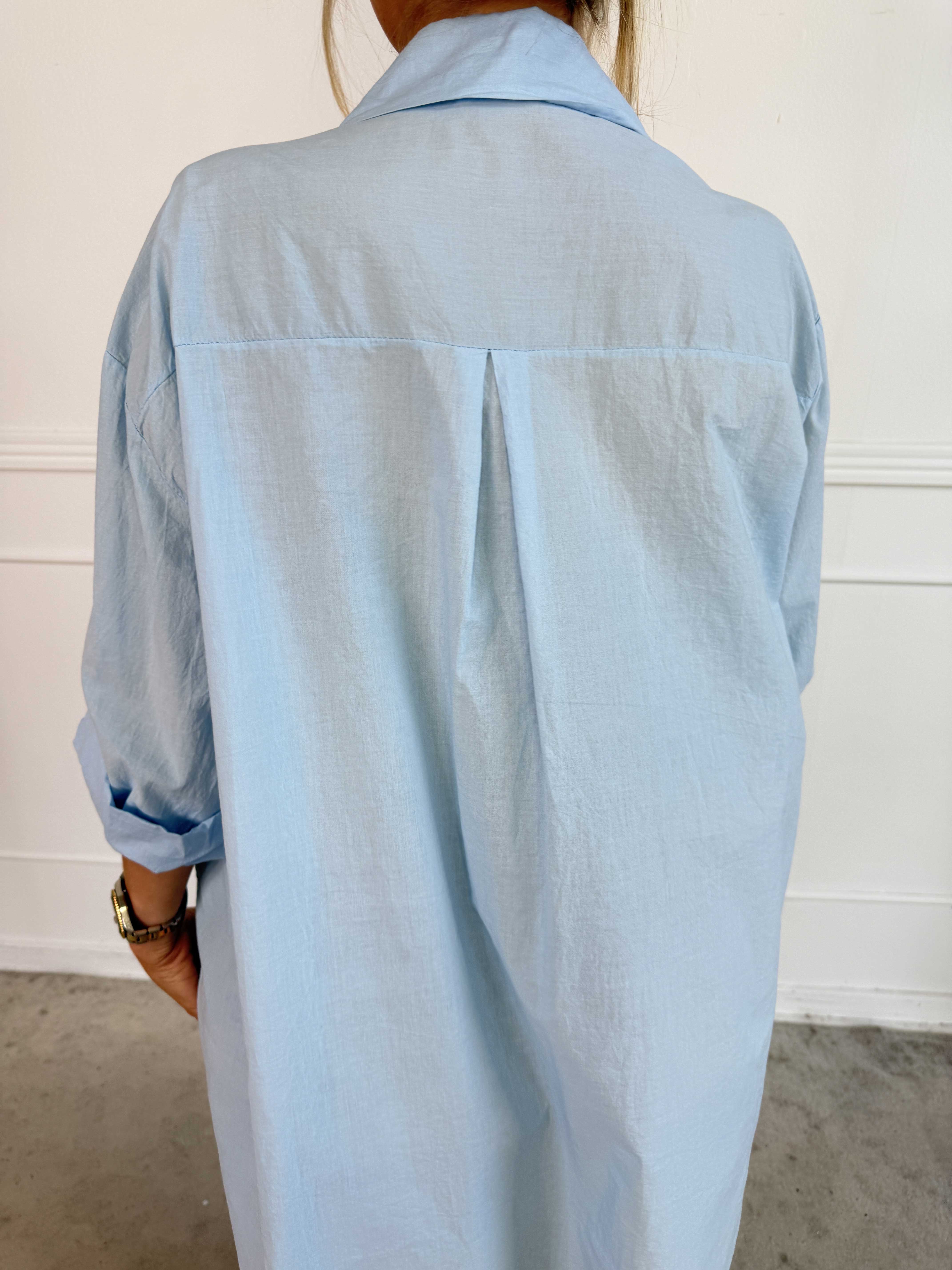 Catherina – Elegant plus size bomullsskjorta med fina, broderade gulddetaljer