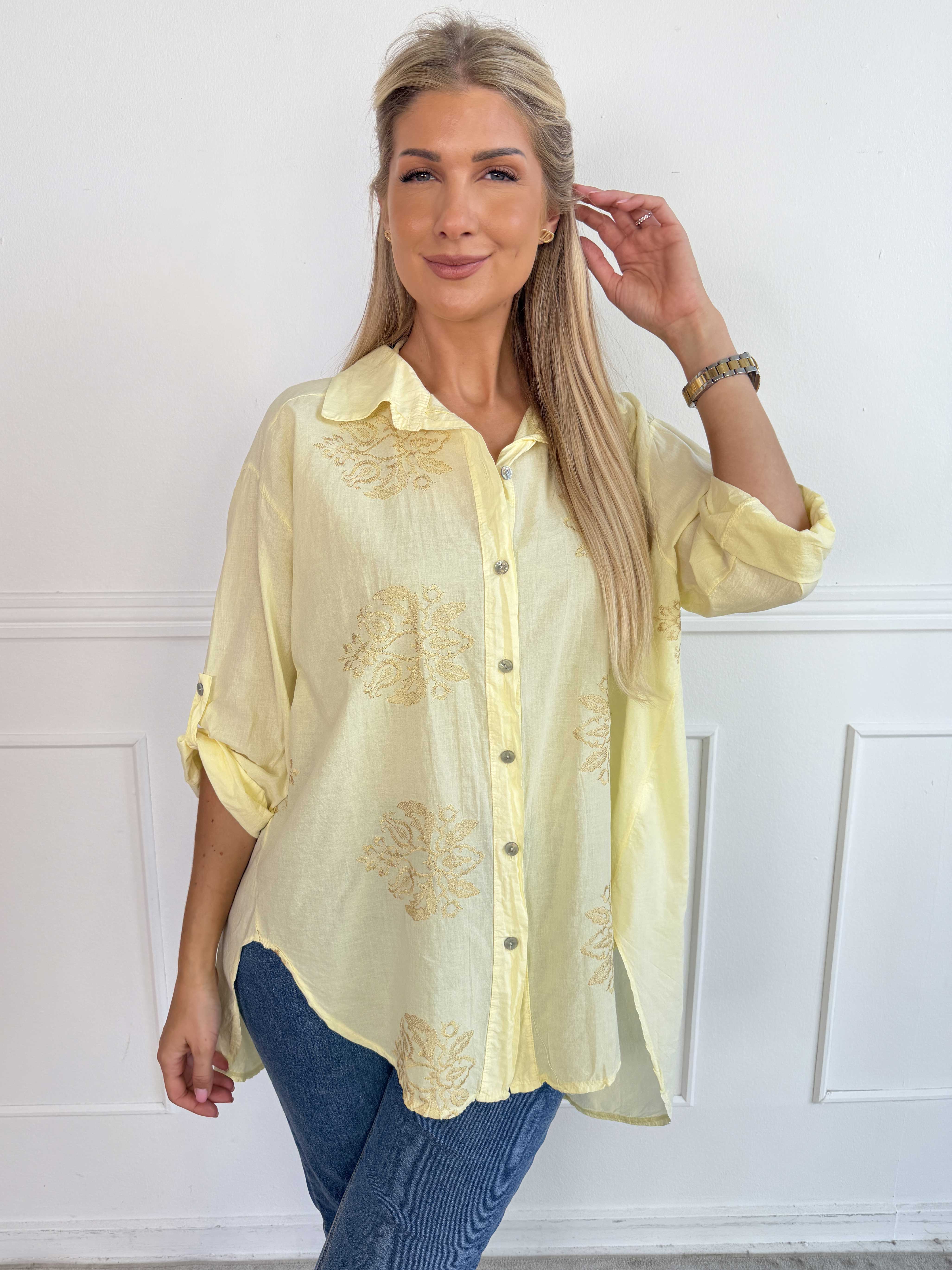 Catherina – Elegant plus size bomullsskjorta med fina, broderade gulddetaljer