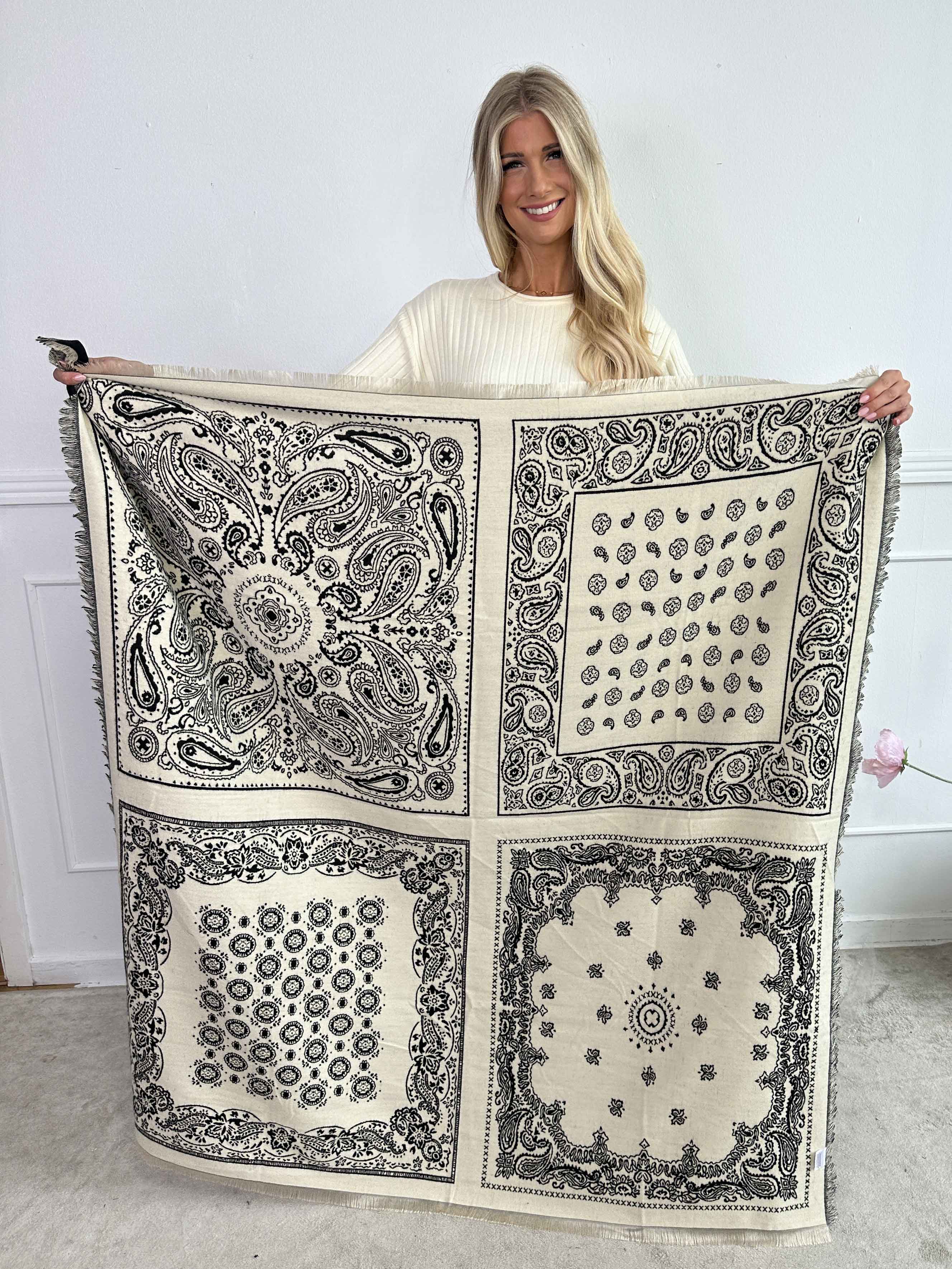 Marianne - Mjuk halsduk i viskos och ull med beige mönster