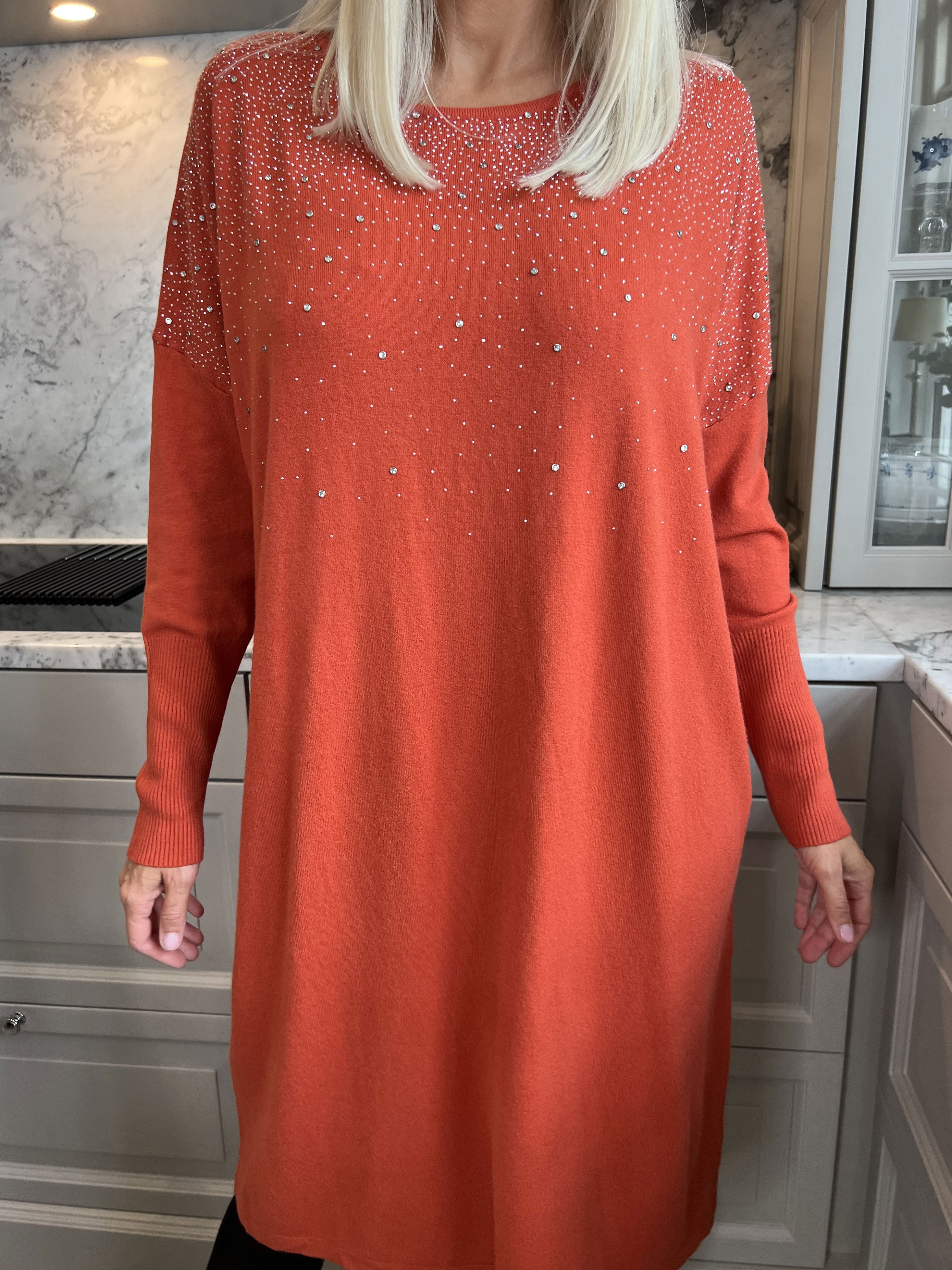 Yasha - Mjuk stickad klänning i stretchigt tyg med strass