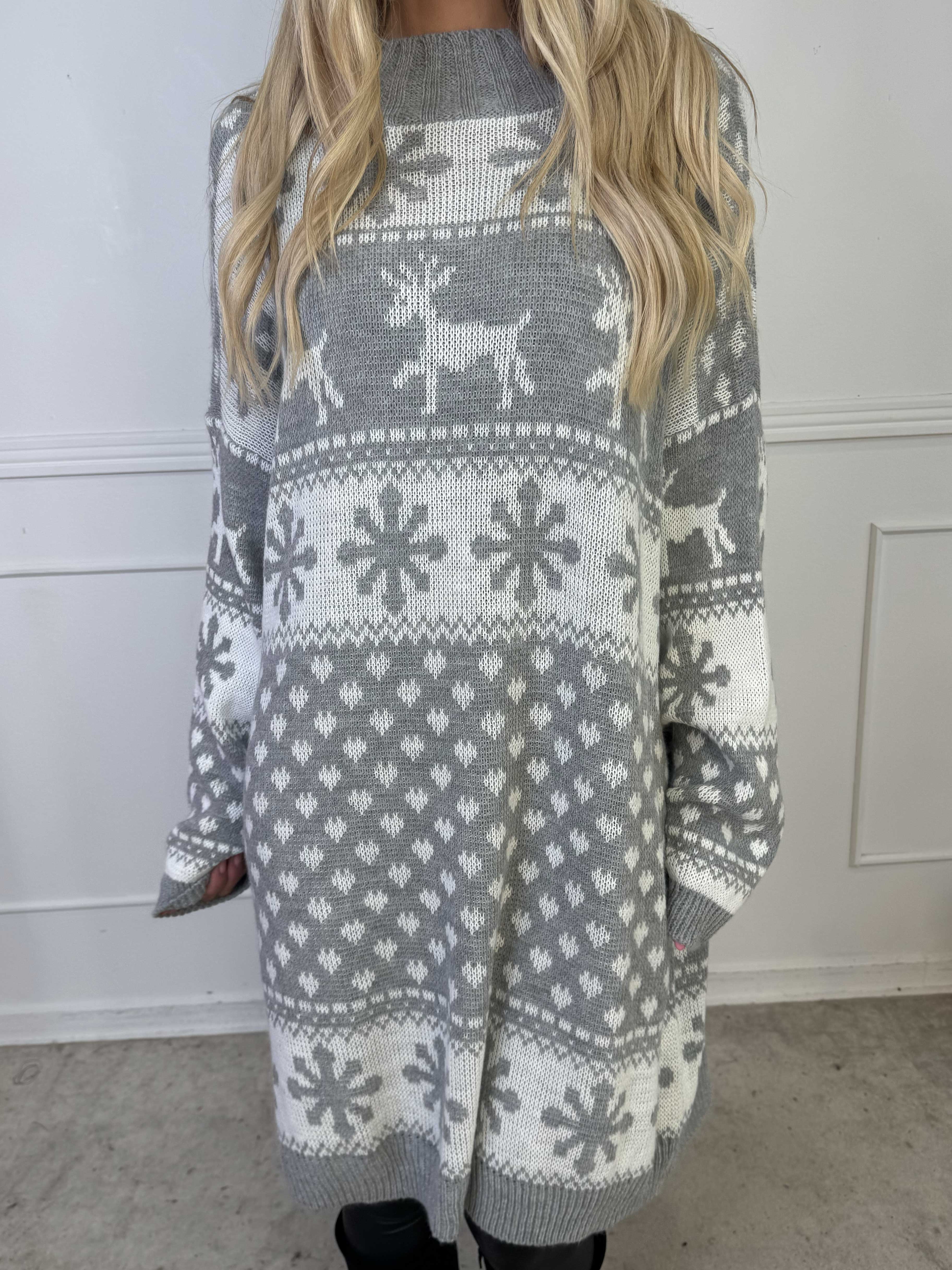 Elza - Stickad julklänning med renar och snöflingor