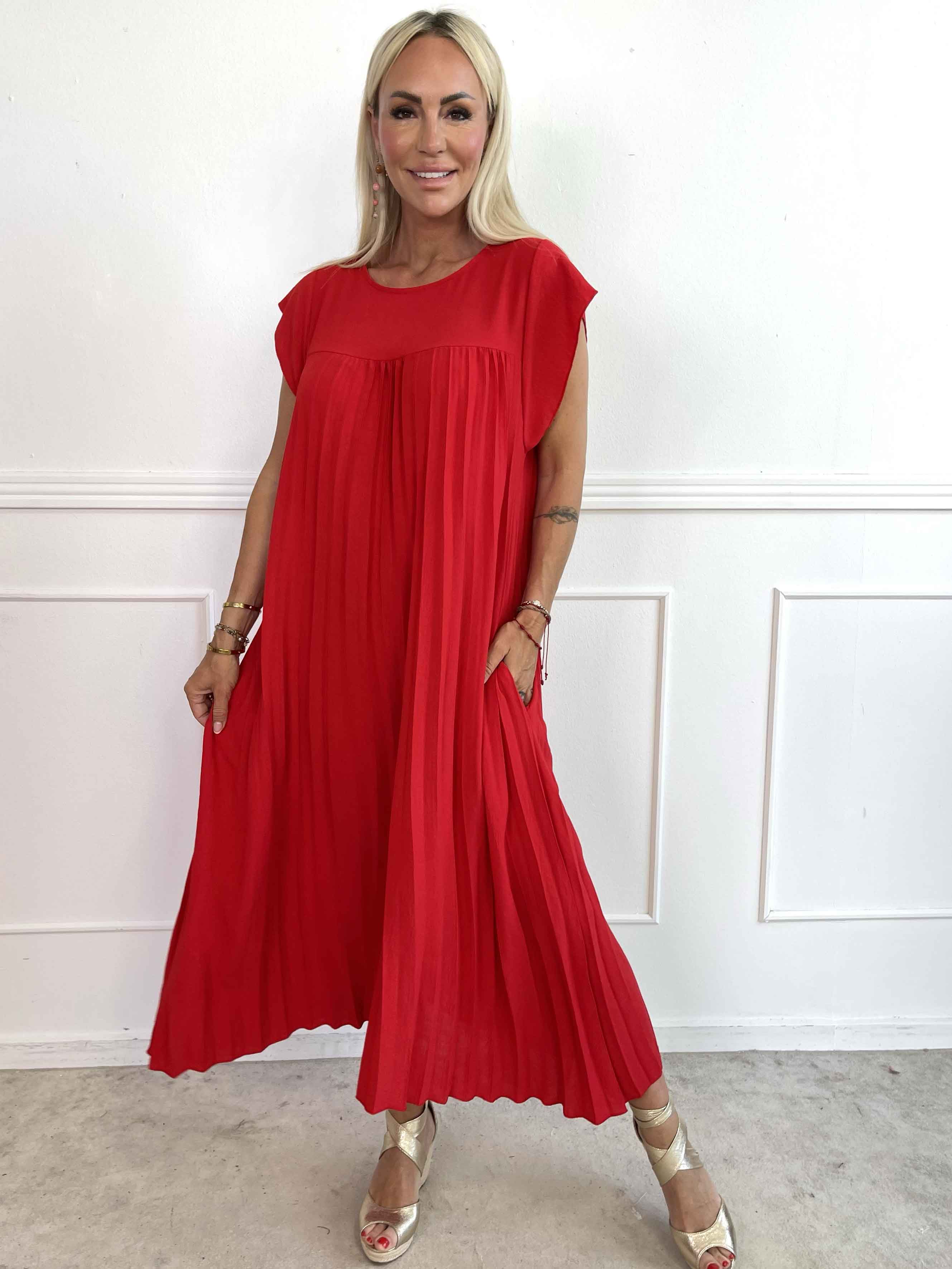 Nancy - Lång klänning med veck och volangärmar