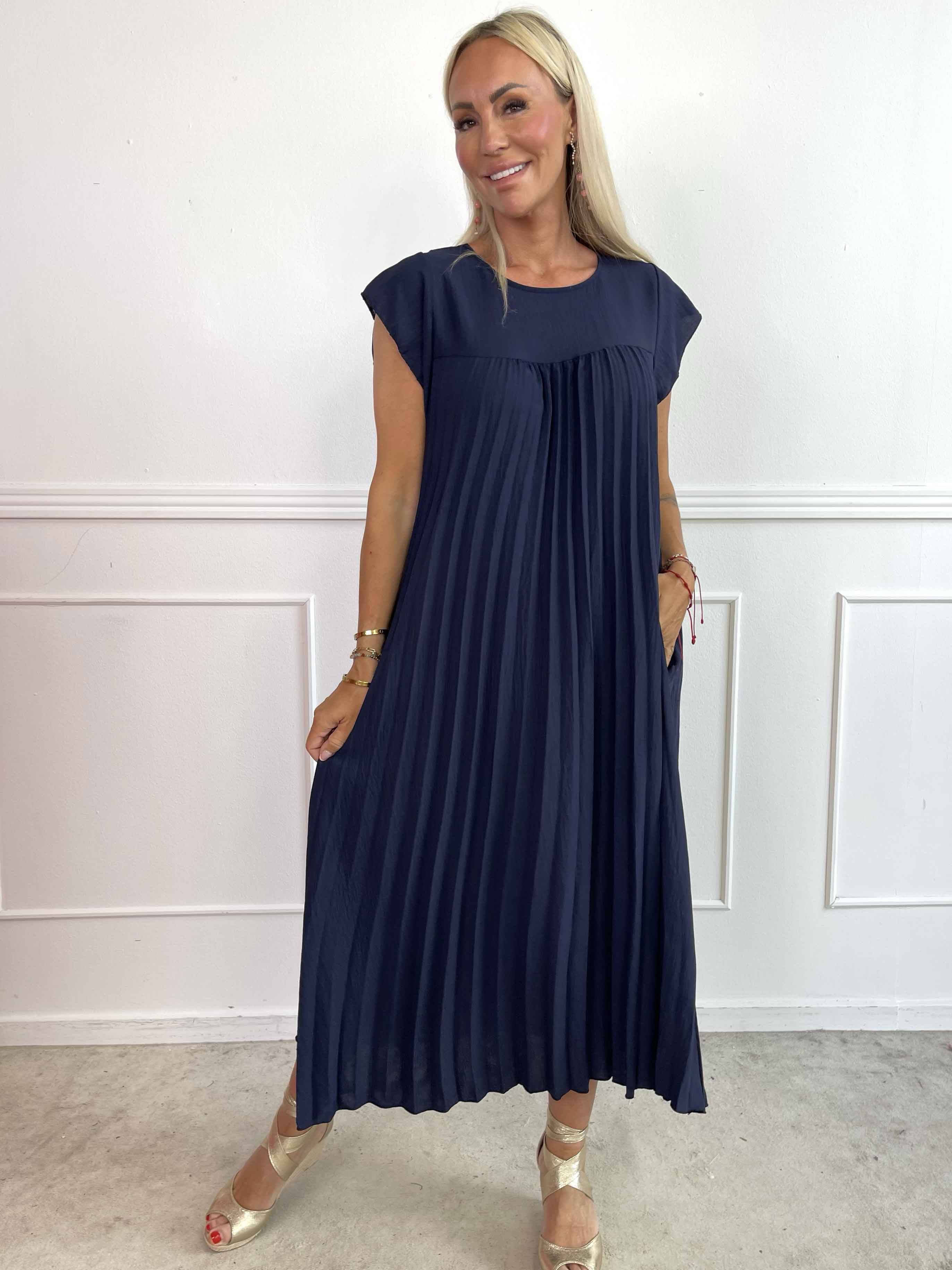 Nancy - Lång klänning med veck och volangärmar