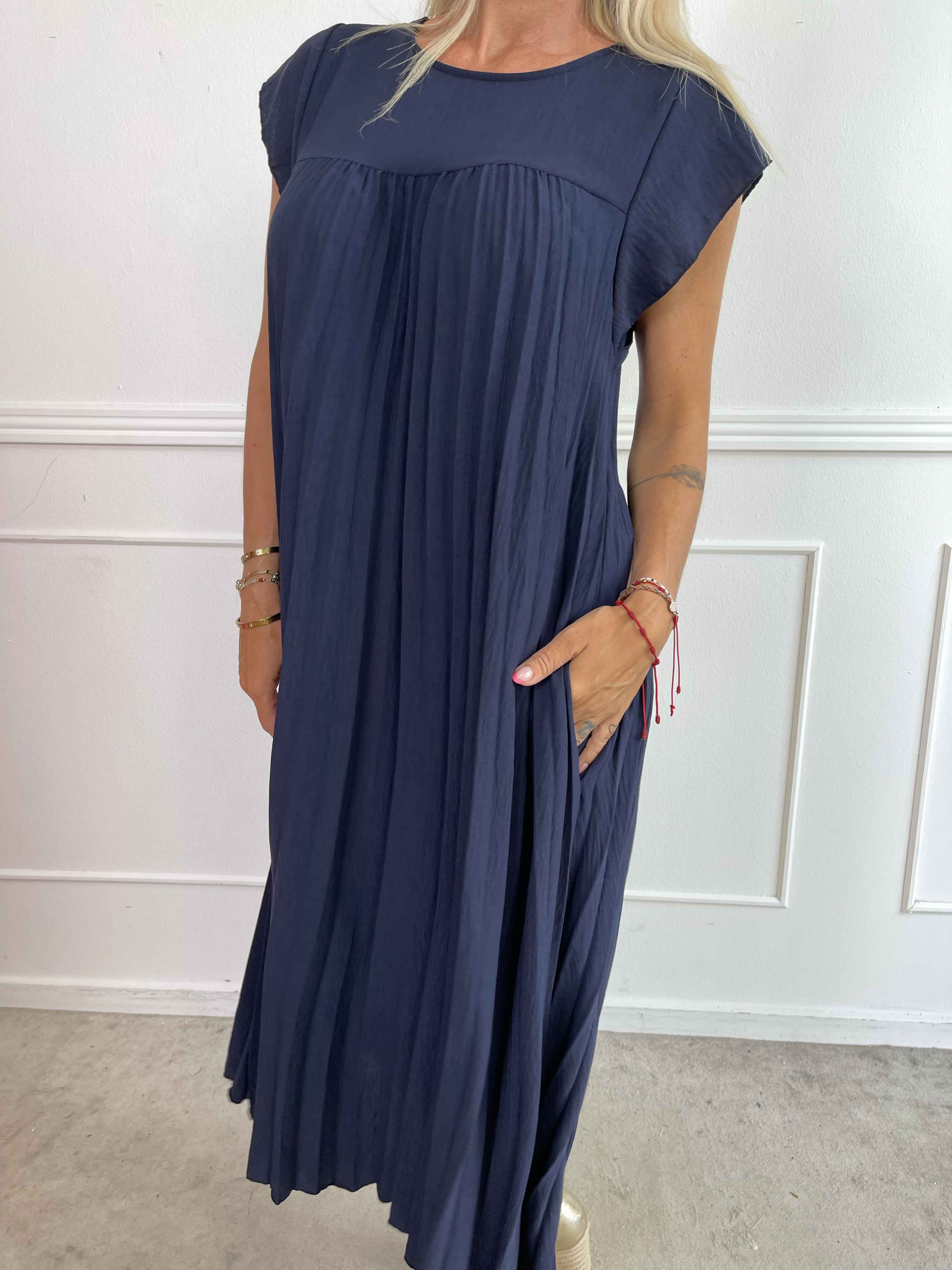 Nancy - Lång klänning med veck och volangärmar