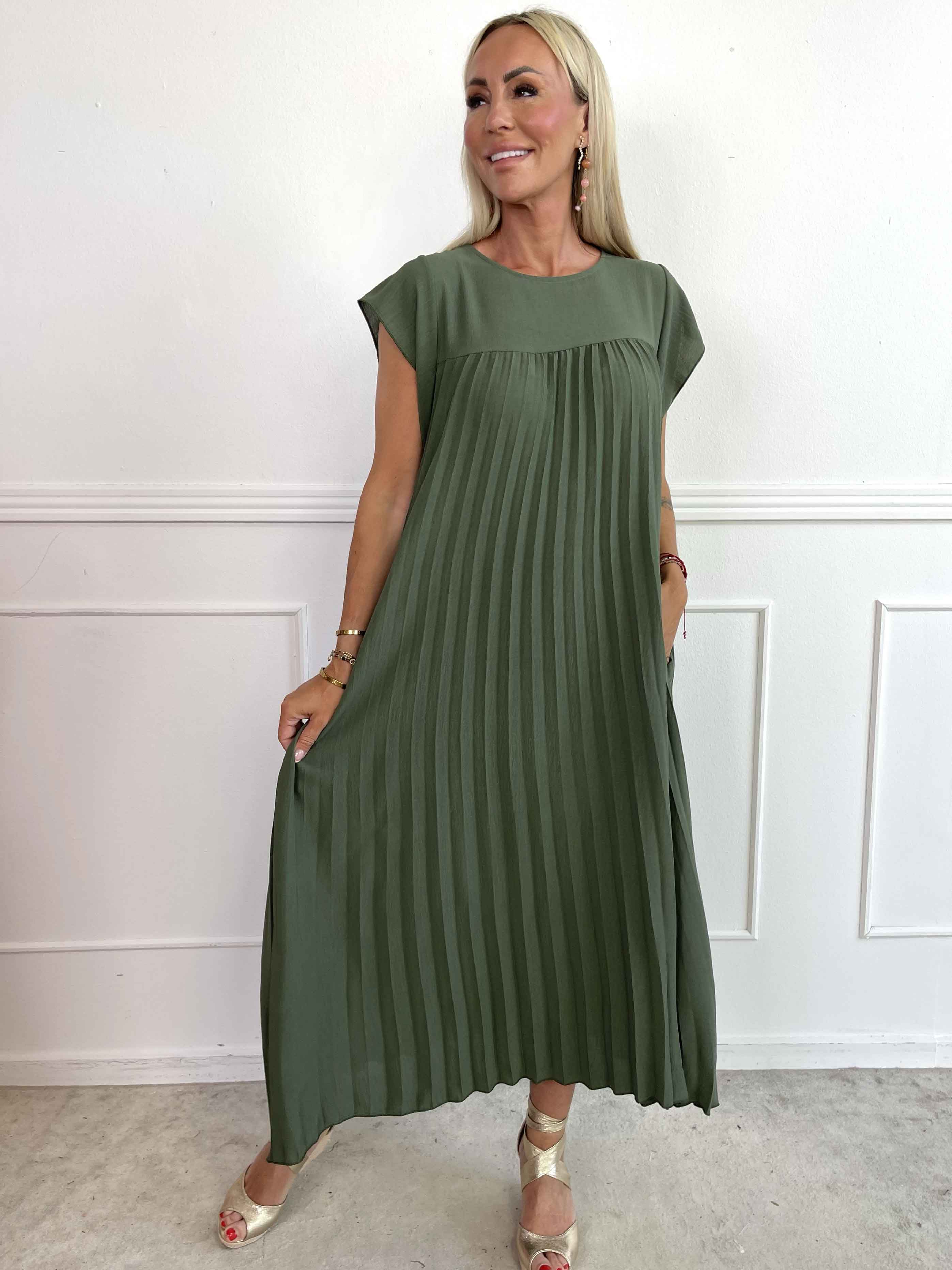 Nancy - Lång klänning med veck och volangärmar