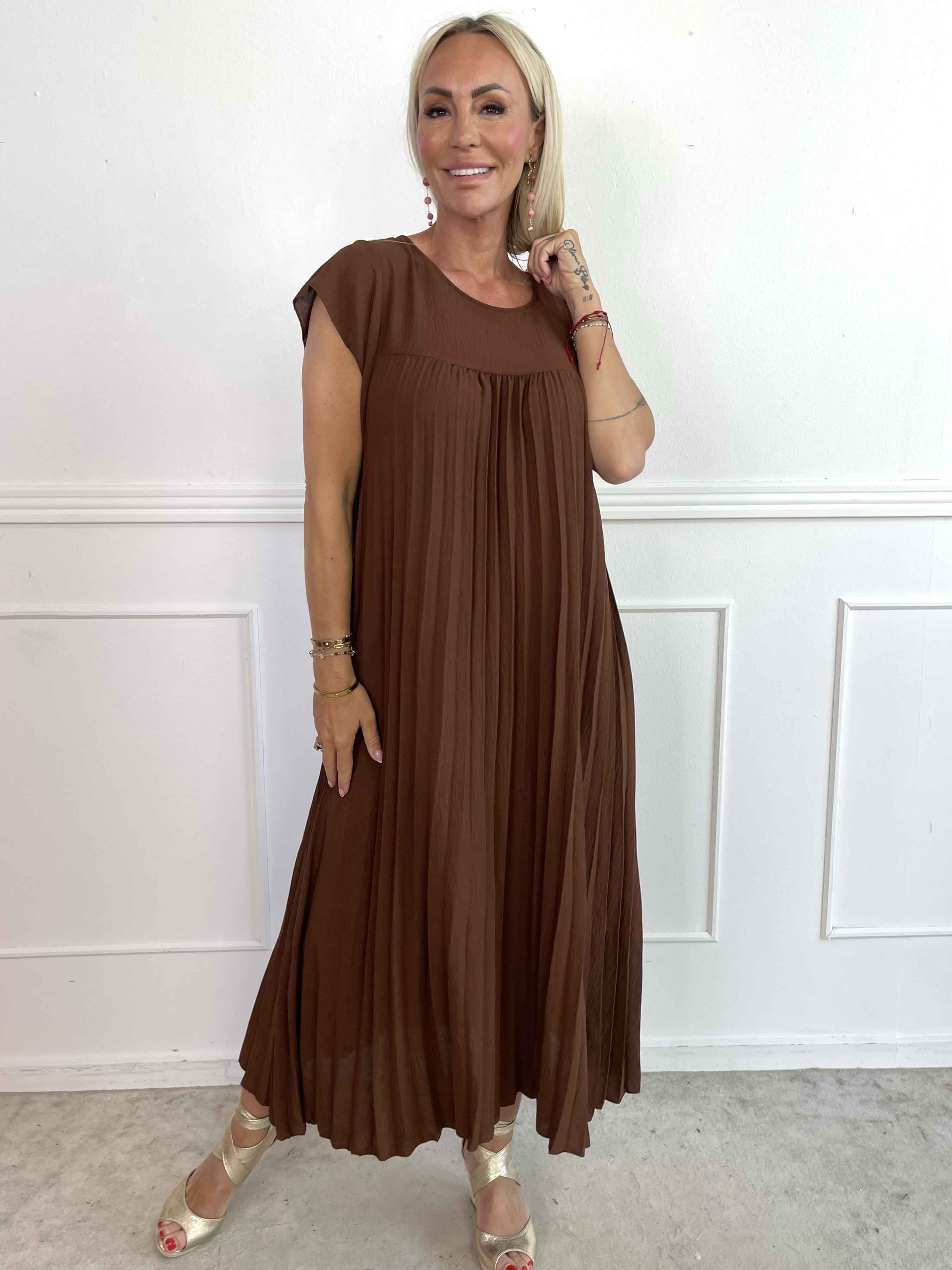 Nancy - Lång klänning med veck och volangärmar