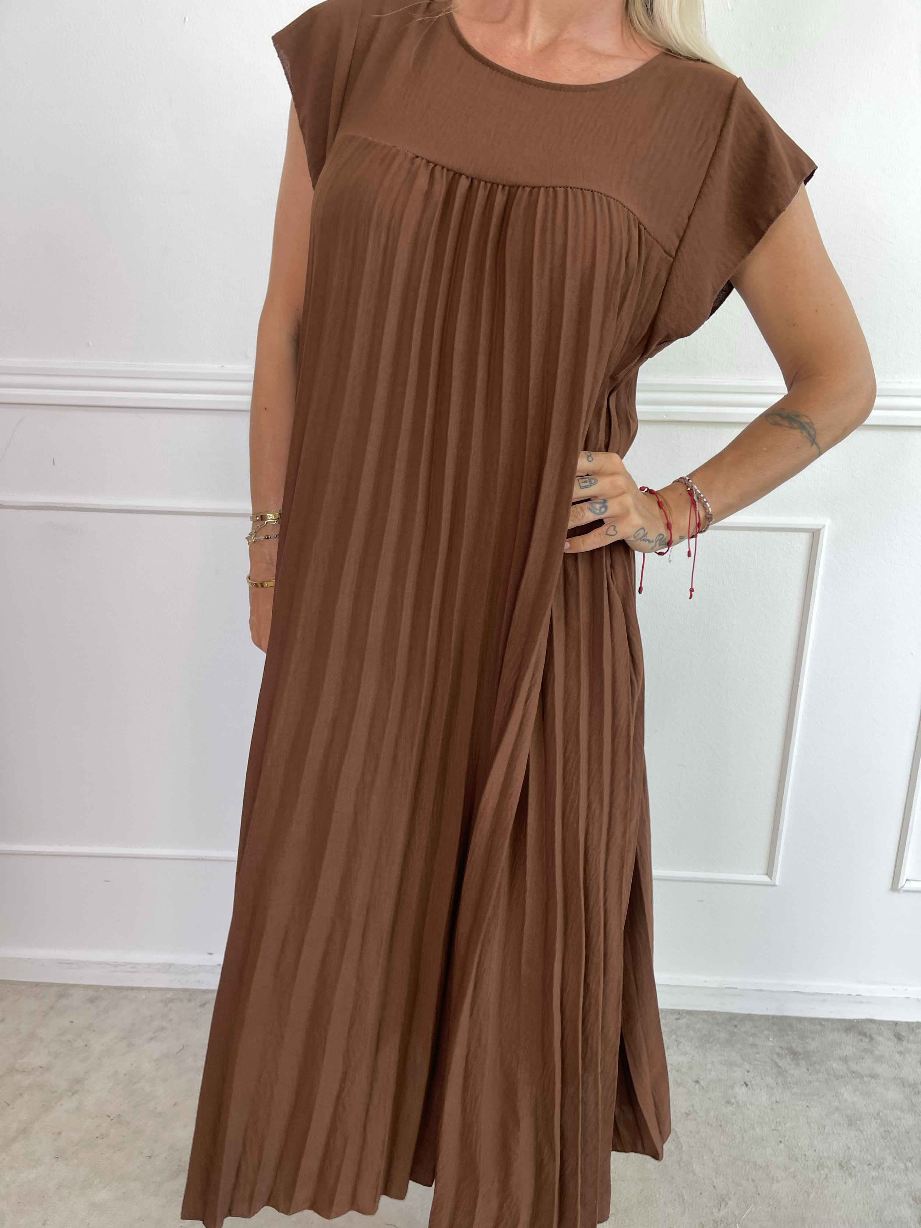 Nancy - Lång klänning med veck och volangärmar