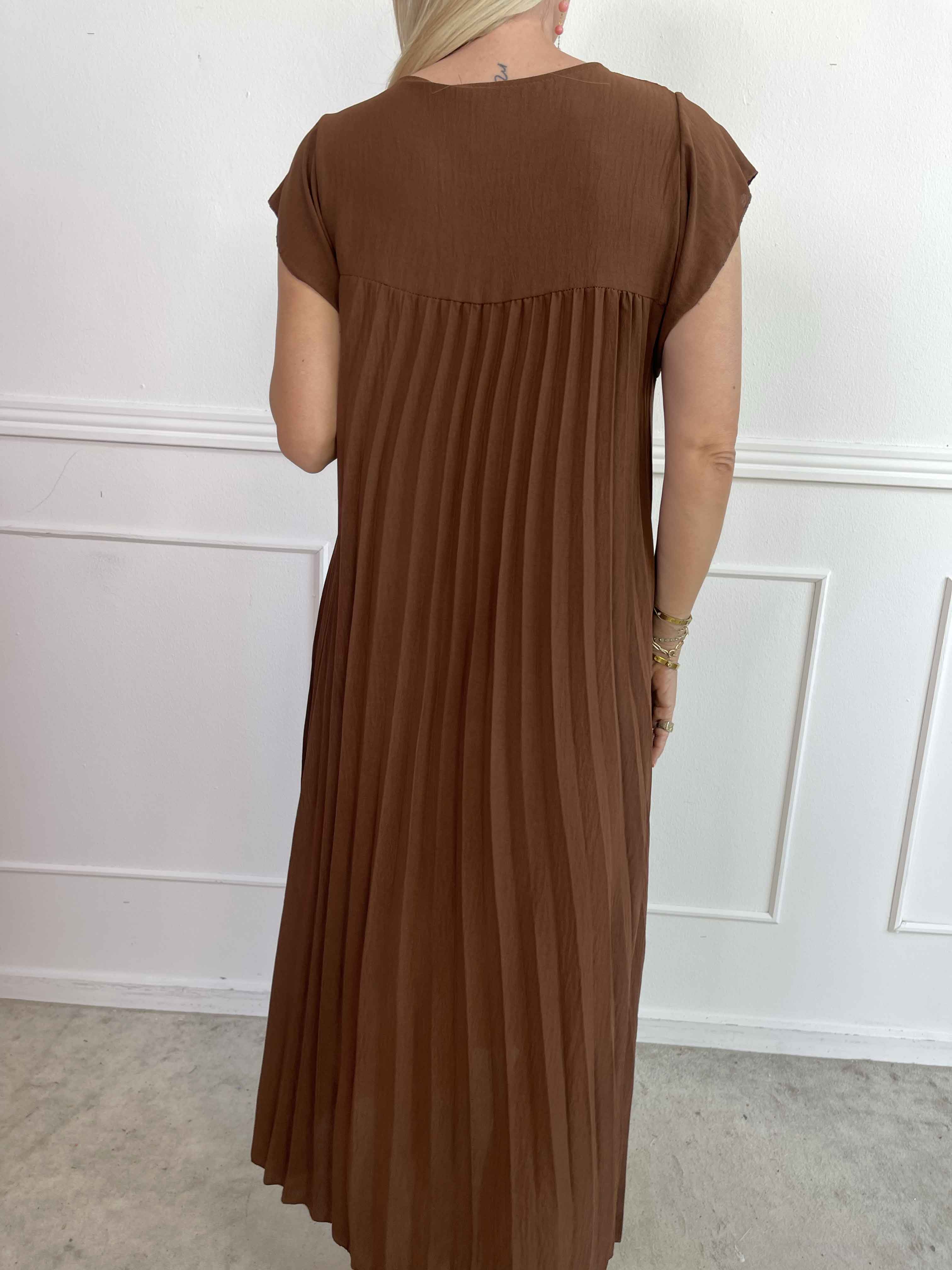 Nancy - Lång klänning med veck och volangärmar