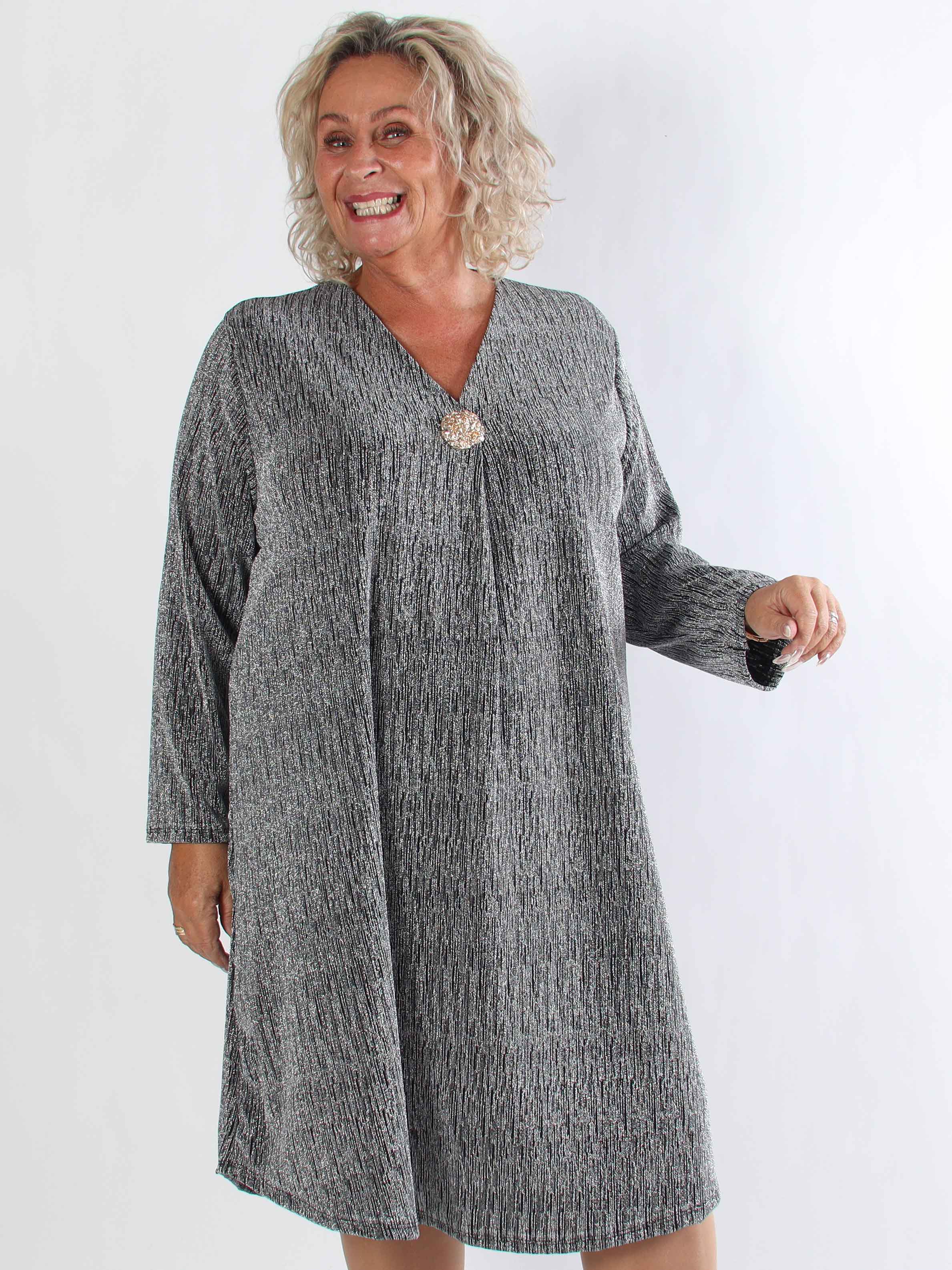 Noelia - Plus size klänning med glittertråd och guldbrosch