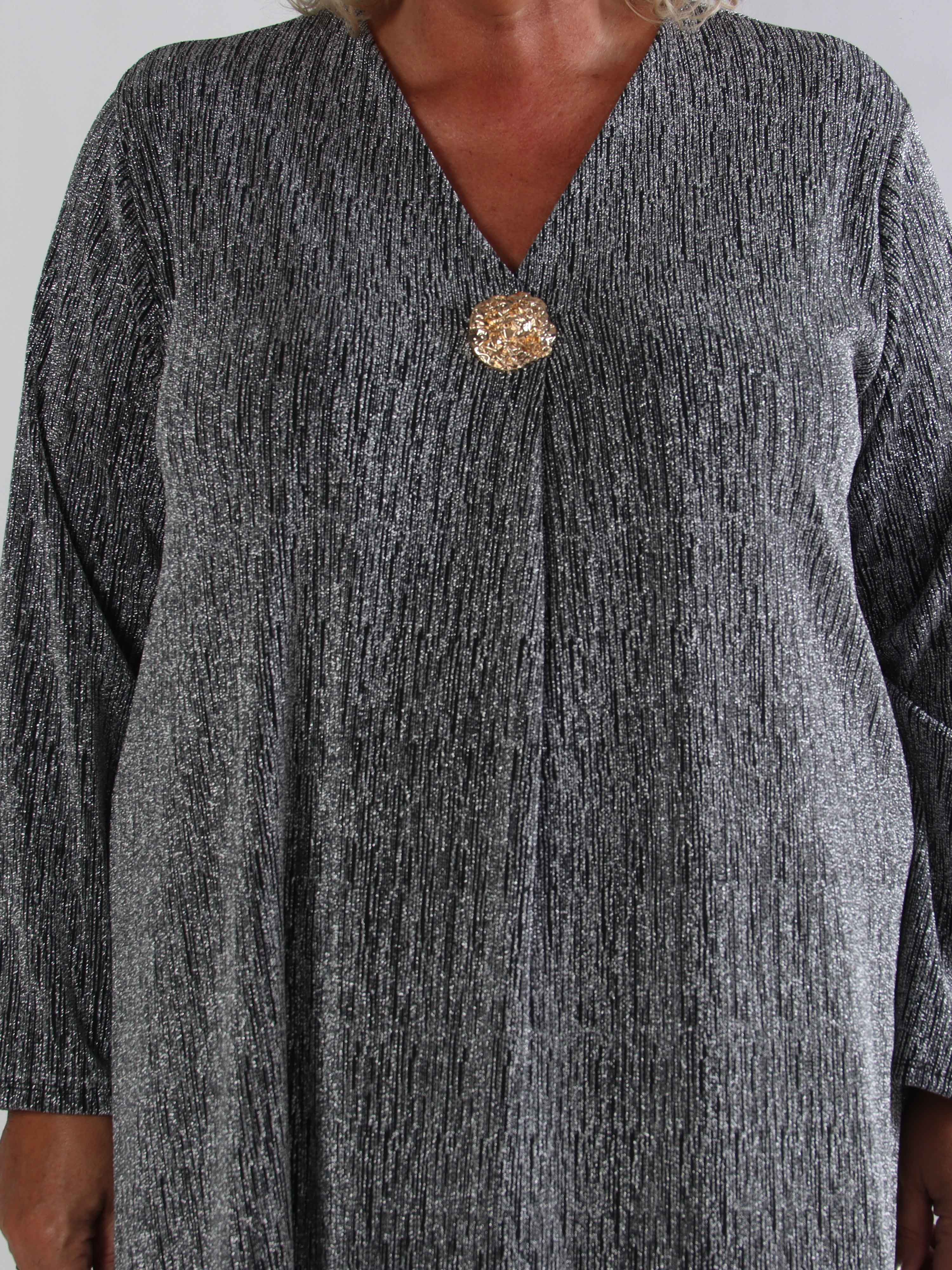 Noelia - Plus size klänning med glittertråd och guldbrosch