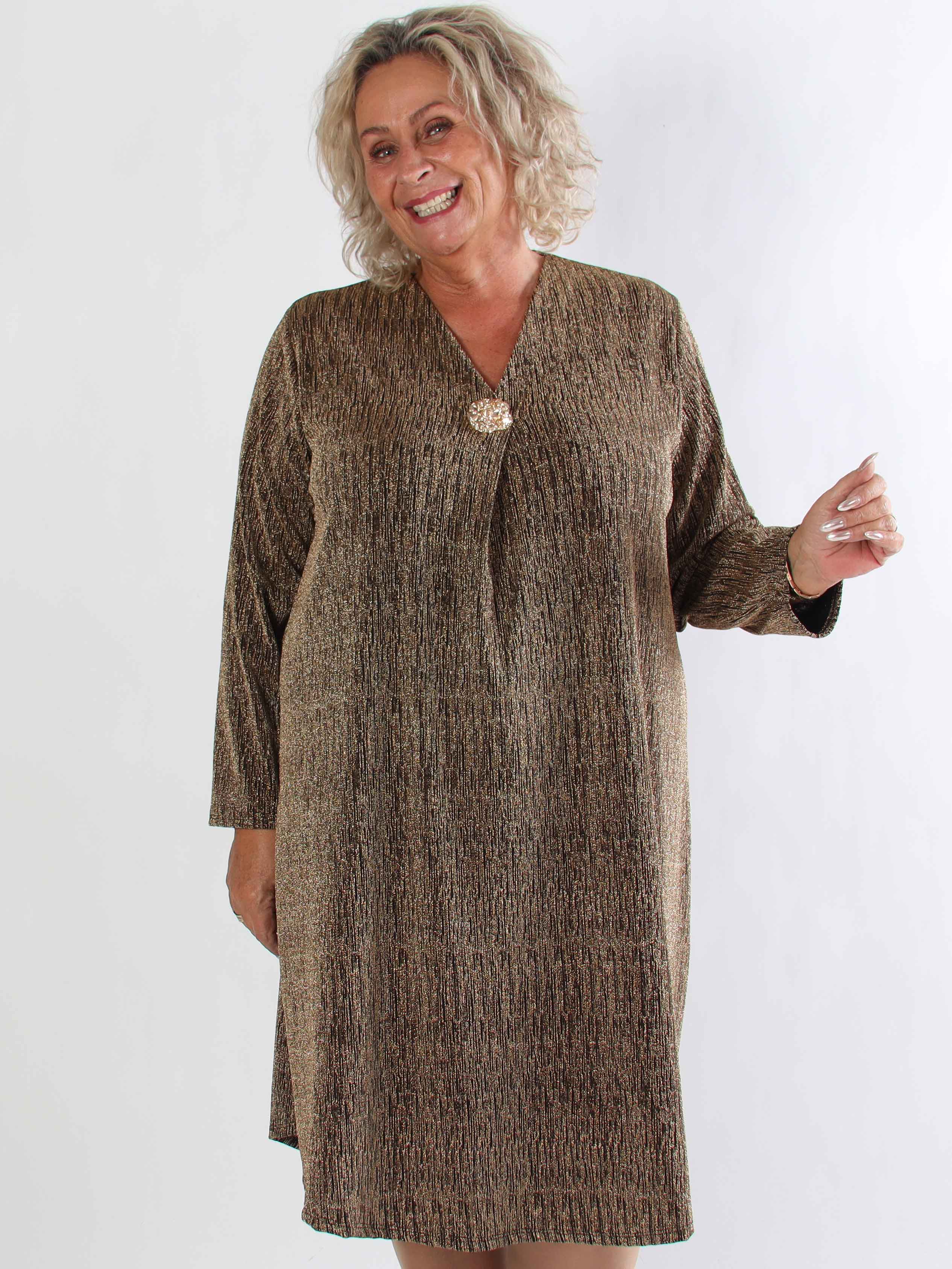 Noelia - Plus size klänning med glittertråd och guldbrosch