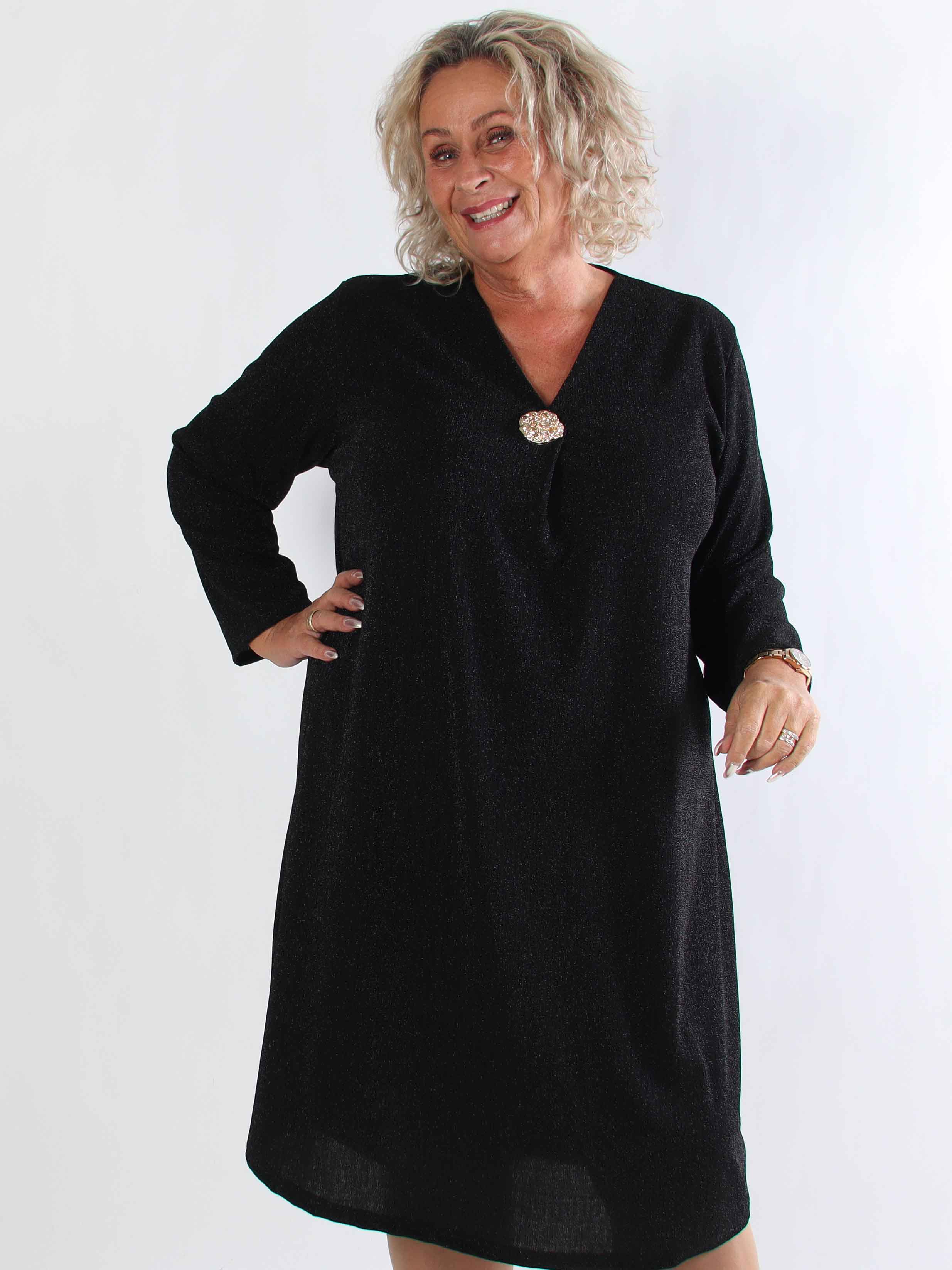 Noelia - Plus size klänning med glittertråd och guldbrosch