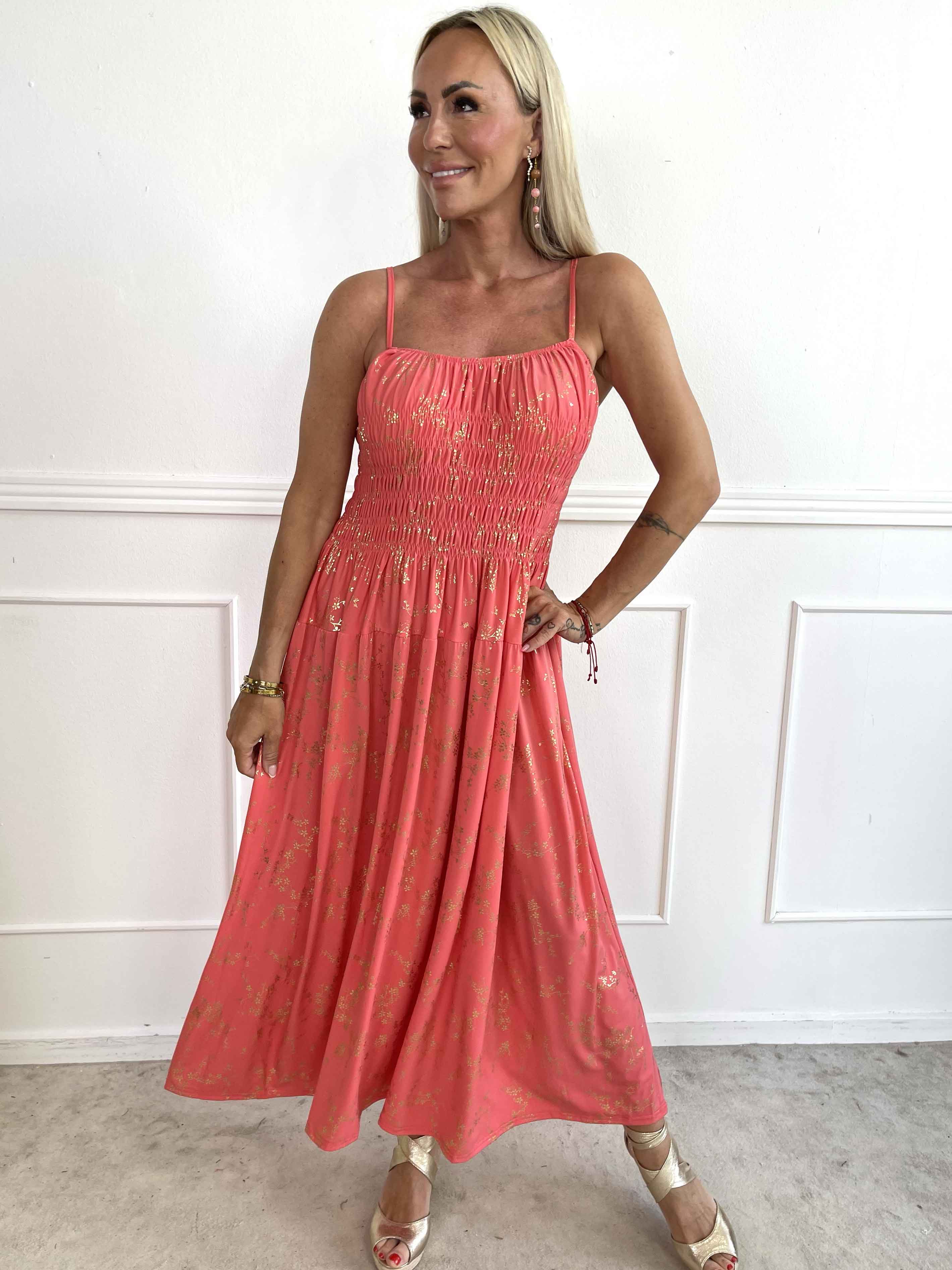 Maira Gold - Söt stretchig klänning med guldtryck och smock